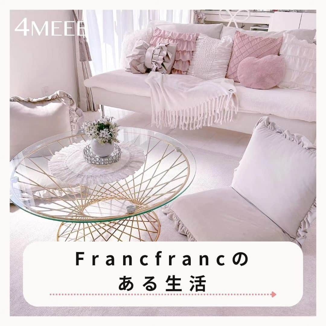 4meee!さんのインスタグラム写真 - (4meee!Instagram)「【おしゃれな人のおうちには#Francfranc　🌹】  Francfrancで家具や小物を揃えると 統一感が出てグッとおしゃれに！  いまの時期はクリスマスツリーや飾りを Francfrancでそろえるのもおすすめです🎄🎅🎁✨  -----photoby💌------  @10r_room  @_hs_interior  @a_p216  @nozomi0510  #ホワイトインテリア #モノトーンインテリア#フランフラン #フランフランのある生活 #francfranc #francfrancのある生活 #ジェムスツール #スツール #スツールのある暮らし #アートフラワー #アートフラワーアレンジ #アートプランツ #造花 #造花アレンジ #造花インテリア #リビング #リビングインテリア #インテリア #interior #livingroomdecor #壁掛けテレビ #アクセントクロス #リビングテーブル #センターテーブル #座椅子 #カランフロアチェア #20代で建てる家 #20代の家」11月24日 19時09分 - 4meee_com