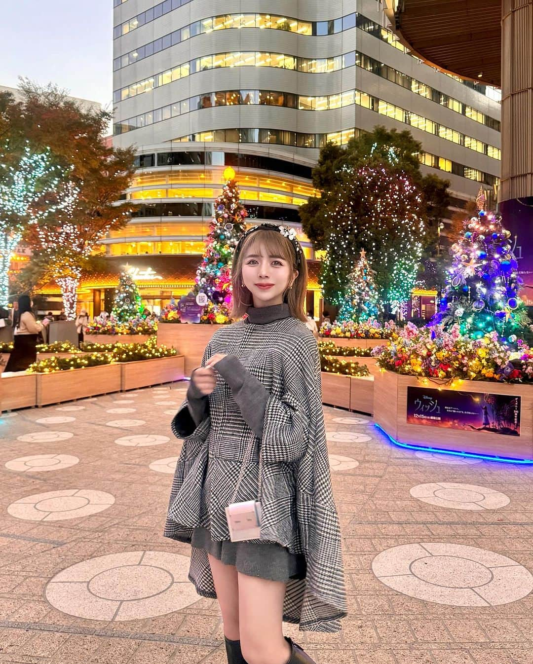 エリンコのインスタグラム：「🎄♡ . 街がクリスマスツリーでいっぱいで イルミネーションがキラキラしてほんと可愛いー💓 . いっぱい写真撮りたくなっちゃう🎄 . 日比谷のツリーはディズニーのウィッシュと こらぼしてたりとても可愛いかった🥹🌟 . 千鳥柄のポンチョコートを着てお出かけ🎵 @abitokyo_collection のだよ🖤 . #イルミネーション #ウィッシュ #クリスマスツリー #クリスマス #イルミネーション #ポンチョ #ABITOKYO #アビトウキョウ #pr」