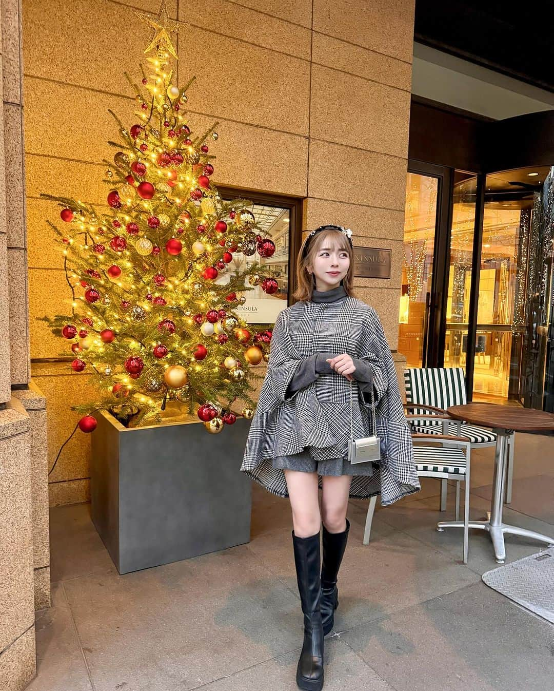 エリンコさんのインスタグラム写真 - (エリンコInstagram)「🎄♡ . 街がクリスマスツリーでいっぱいで イルミネーションがキラキラしてほんと可愛いー💓 . いっぱい写真撮りたくなっちゃう🎄 . 日比谷のツリーはディズニーのウィッシュと こらぼしてたりとても可愛いかった🥹🌟 . 千鳥柄のポンチョコートを着てお出かけ🎵 @abitokyo_collection のだよ🖤 . #イルミネーション #ウィッシュ #クリスマスツリー #クリスマス #イルミネーション #ポンチョ #ABITOKYO #アビトウキョウ #pr」11月24日 19時07分 - erinko0315