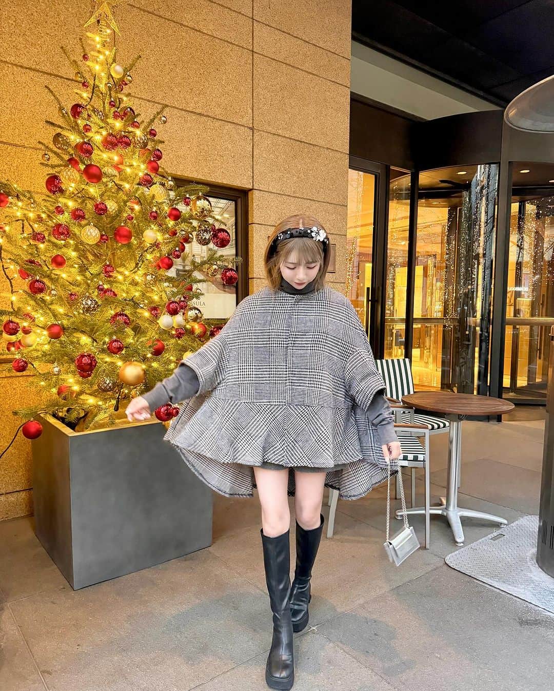 エリンコさんのインスタグラム写真 - (エリンコInstagram)「🎄♡ . 街がクリスマスツリーでいっぱいで イルミネーションがキラキラしてほんと可愛いー💓 . いっぱい写真撮りたくなっちゃう🎄 . 日比谷のツリーはディズニーのウィッシュと こらぼしてたりとても可愛いかった🥹🌟 . 千鳥柄のポンチョコートを着てお出かけ🎵 @abitokyo_collection のだよ🖤 . #イルミネーション #ウィッシュ #クリスマスツリー #クリスマス #イルミネーション #ポンチョ #ABITOKYO #アビトウキョウ #pr」11月24日 19時07分 - erinko0315