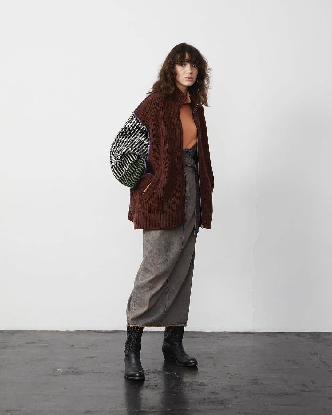 フィル ザ ビルのインスタグラム：「【FILL THE BILL】 season / 2023aw  item / ZIP UP KNIT BLOUSON 　　　DISCHARGE DENIM SKIRT 　　　2WAY TURTLE  #fillthebill #fillthebill_mercantile」