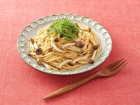 ヤマサ醤油株式会社のインスタグラム：「「出汁がしみる！和風きのこパスタ」 https://recipe.yamasa.com/recipes/5300 和風パスタを作って、何か味にものたりなさを感じるときはありませんか？そんな時は、「ヤマサ ぱぱっとちゃんと これ!うま!!つゆ」をひとまわしかければ、出汁が効いたこく深い味わいで、さらにおいしく仕上がります。   #これうまつゆ #自炊 #happyrecipe #foodphotography #ヤマサ #instapic #instagood #ハッピーレシピ部 #delish #instadaily #在宅楽飯 #soysauce #人気 #jp #テレワーク飯 #instafood #yamasa #おうちごはん #レシピ #ランチ #簡単 #recipe #photooftheday #昼ごはん #yummy #時短メニュー #定番」