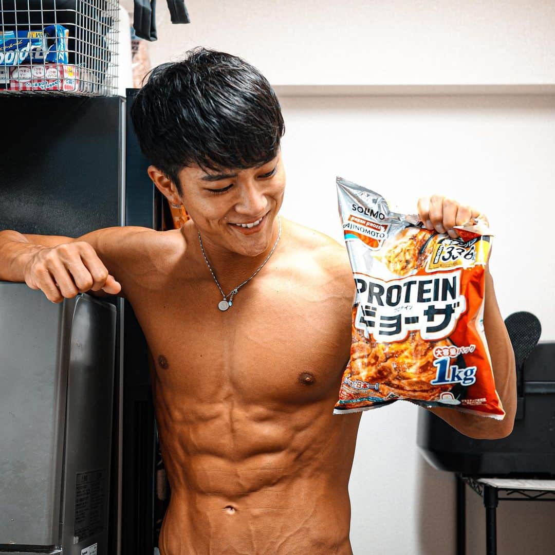 なーすけのインスタグラム：「減量中も大変お世話になった！！！ 高タンパク質なのに美味しい🥟 ジューシーすぎて罪悪感が出るくらい🙄 油も水も無しでフライパンに置いて5分焼くだけだから、脂質制限してるスボらな僕にはもってこいです Amazonで人気な理由もわかる、、！！ 入っているのはプロテインの粉ではなくて鶏肉だから満足感も🙆‍♂️  #PR #味の素冷凍食品」