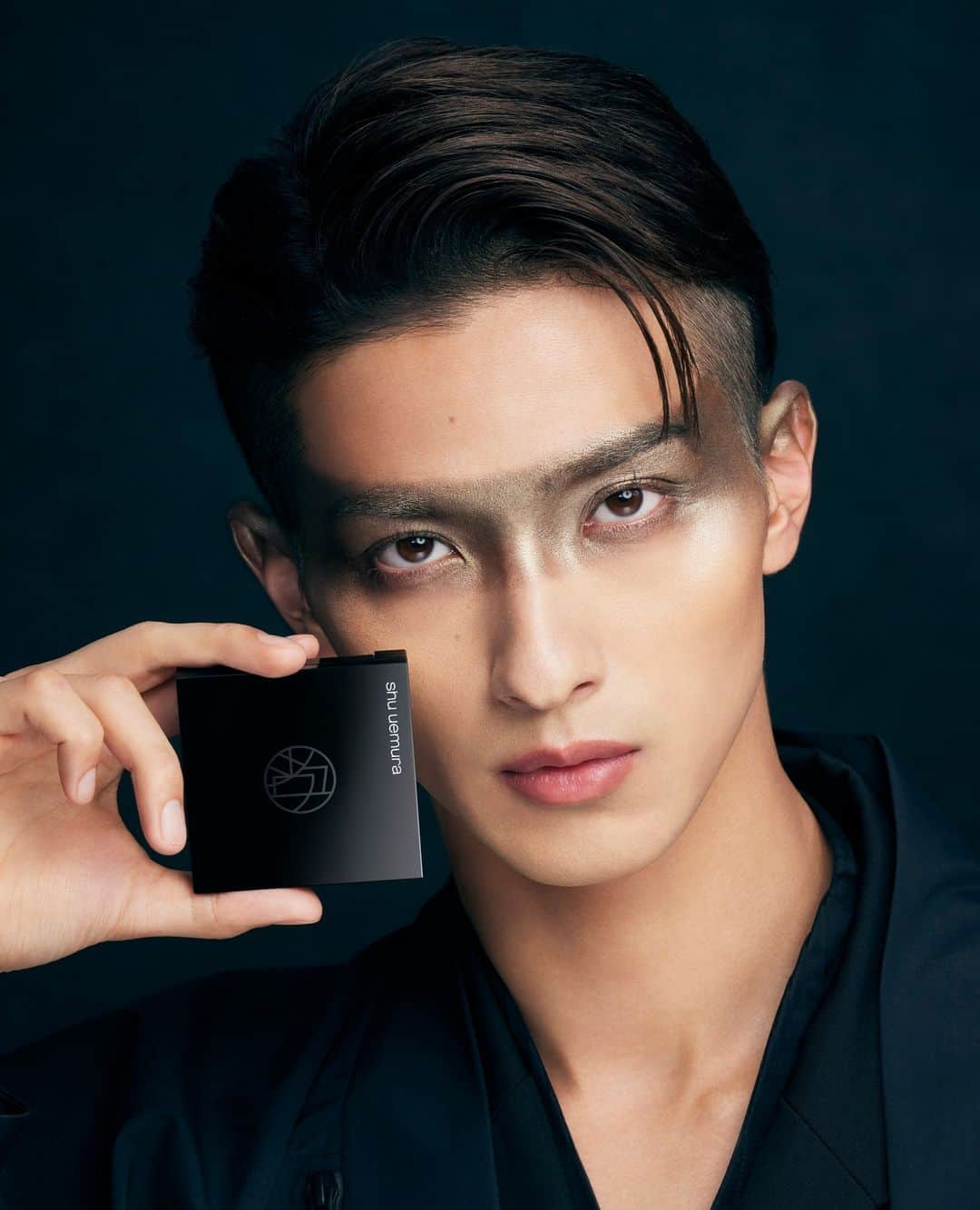 シュウウエムラのインスタグラム：「show it to me in 3D 😉💫@ryuseiyokohama_official reveals his sophisticated mysterious edge with eye sculpt #wintertranqulity eyeshadow palette, inspired by the colors of snowy onsen.⁠  is this palette in your winter makeup kit?⁠ 💜 ⁠ #横浜流星 さんが纏うクロマティックス クワッド ウインタートランクイリティは幻想的で洗練されたグレイッシュカーキパレットでこれからの季節にもぴったり。😉💫大胆な立体美をあなたの目元へ⁠  あなたのメイクポーチにクロマティックス クワッド アイスカルプト ウィンタートランクイリティはもう入ってる？⁠💜 ⁠ makeup artistry by shu uemura international artistic director @uchiideafb. ⁠ ⁠ #shuuemura #シュウウエムラ⁠ #eyesculpt #sculptyourdimension⁠ #ryuseiyokohama #metalliceyeshadow #3D」