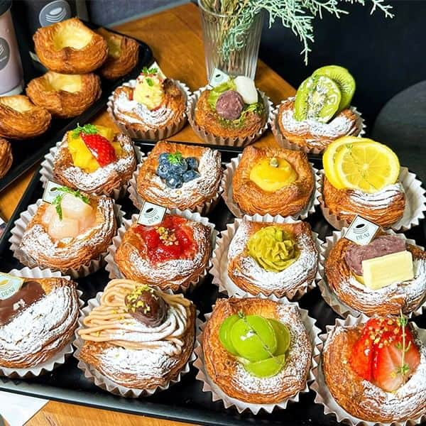 デパぐるッ！福岡のインスタグラム：「天神手土産の新定番！40種類以上が揃う絶品「デニッシュ専門店」  福岡市中央区西中洲・天神中央公園すぐそばにある、デニッシュのテイクアウト専門店『DE・NI（デニ）』✨  宮崎に本店があり、2時間で400個完売したこともあるほどの人気店なのだとか🫢♡  「福岡西中洲店」では、常時40種類以上のデニッシュがショーケースにずらりと並んでいます！  下2段は定番、一番上の段は季節で変わるものもあるそう☝️  デニッシュはフレッシュフルーツ系、コンポート系、クリーム系、総菜系など😋  こだわりのデニッシュ生地は、1日たっても変わらないサクサク食感を維持するために、粉の配合から水の分量など何度も試行錯誤したそうです👏  何層にもなった生地は驚くほどサックサクですよ！  自分用にはもちろん、手土産にもぴったり◎  ぜひ、いろいろなデニッシュを味わってみてくださいね！  お店の詳細はARNEの記事でチェック！ プロフィールからARNEのサイトへ飛べますよ♪ 👉🏻『@arne_gourmet』  ARNEグルメで 福岡の美味しいグルメ情報を毎日配信中！ ぜひお気軽にフォローしてくださいね😉 ___________________________ @chippachapus さんのご紹介です♪  #ARNE福岡 #福岡グルメ#グルメ #福岡カフェ#福岡スイーツ #福岡ごはん#ごはん #福岡カフェ巡り#福岡ランチ #福岡旅行#福岡観光 #福岡#福岡県#fukuoka #カフェ#ランチ#ディナー #グルメ好きな人と繋がりたい #グルメスタグラム #福岡食べ歩き#福岡グルメ部 #福岡めし#福岡ご飯 #福岡好きな人と繋がりたい  #天神スイーツ #デニッシュ#手土産スイーツ #福岡スイーツ部 #deni」