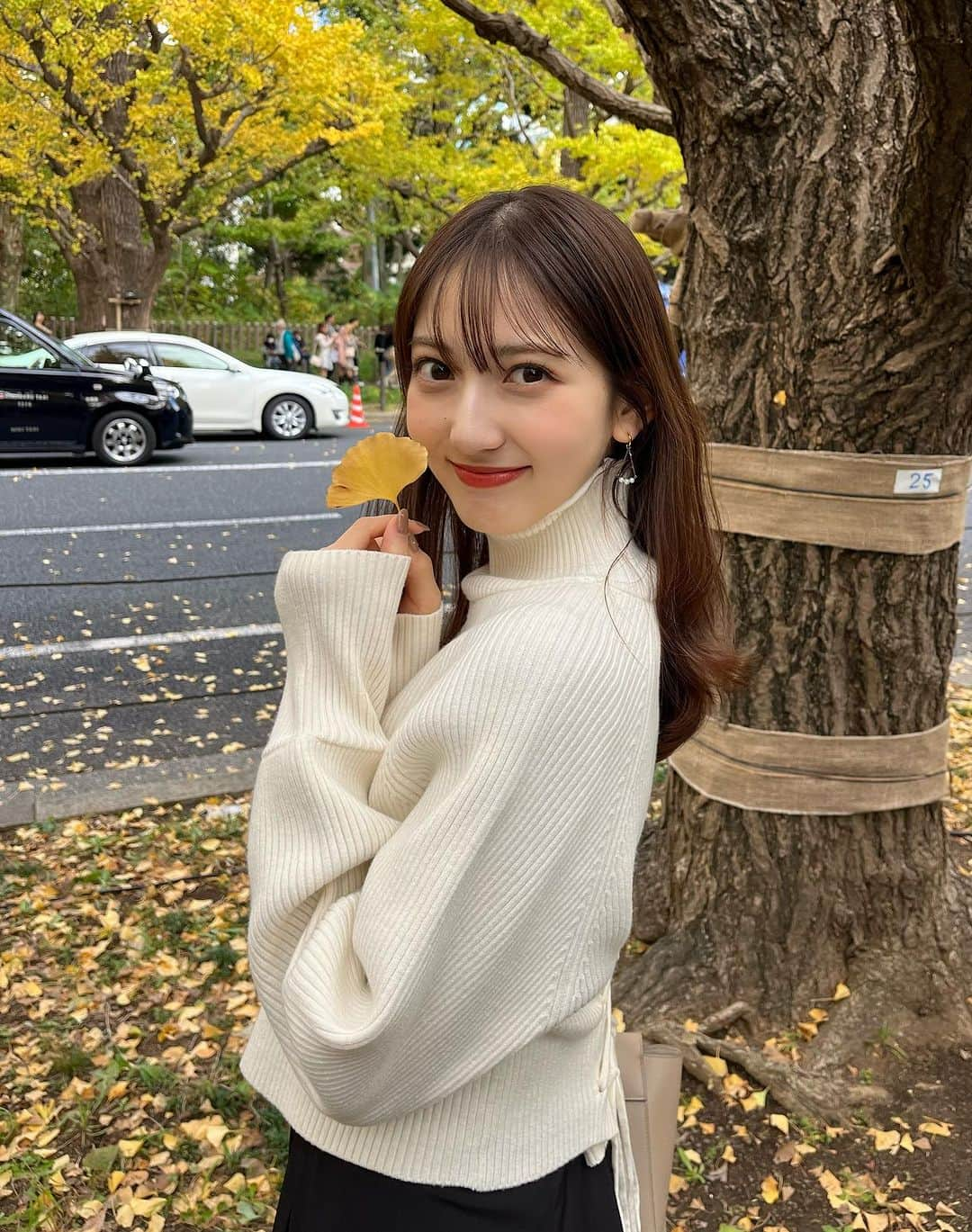 宮﨑葉苗さんのインスタグラム写真 - (宮﨑葉苗Instagram)「外苑前のいちょう今年も見に行けた😌✨ まだ緑のところもあったけど綺麗だったなぁ りこたんが撮ってくれたのありがとう！♡  @proportionbodydressing のレイヤードワンピース！ ニットと長袖のワンピがセットになってて別々でも着れるからたくさん着回しできそう🌼 ハイネックでこれからの季節あったかいし後ろのレースアップが可愛くてお気に入り！  #proportionbodydressing#プロポーション#プロポ#外苑前いちょう並木#いちょう並木#いちょう#外苑前カフェ#明治神宮外苑#紅葉スポット」11月24日 19時00分 - hanae_miyazaki