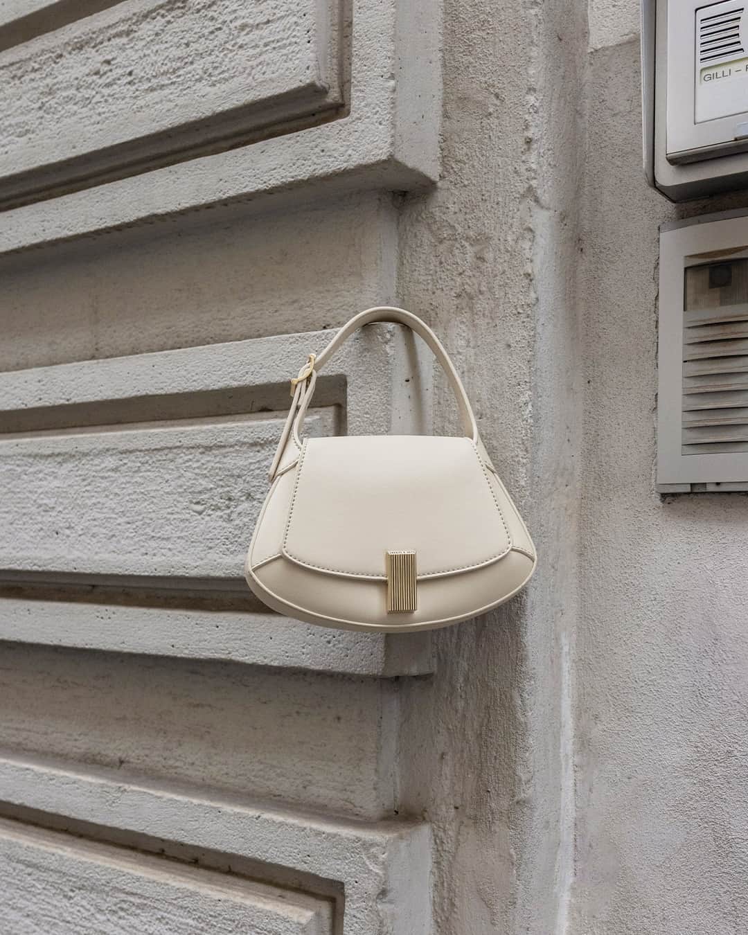 CHARLES & KEITH JAPAN CHARLES & KEITHのインスタグラム：「⁠女性らしい丸みを帯びたシルエットのバッグには全体の引き締め役となるメタルパーツを上品に飾り、エレガントな雰囲気を纏う美しい仕上がりに。⁠ ⁠ ▷メタリックアクセント カーブトップハンドルバッグ⁠ ▷メタリックアクセント カーブショルダーバッグ ⁠ #CharlesKeithFW23 ⁠ #チャールズアンドキース」