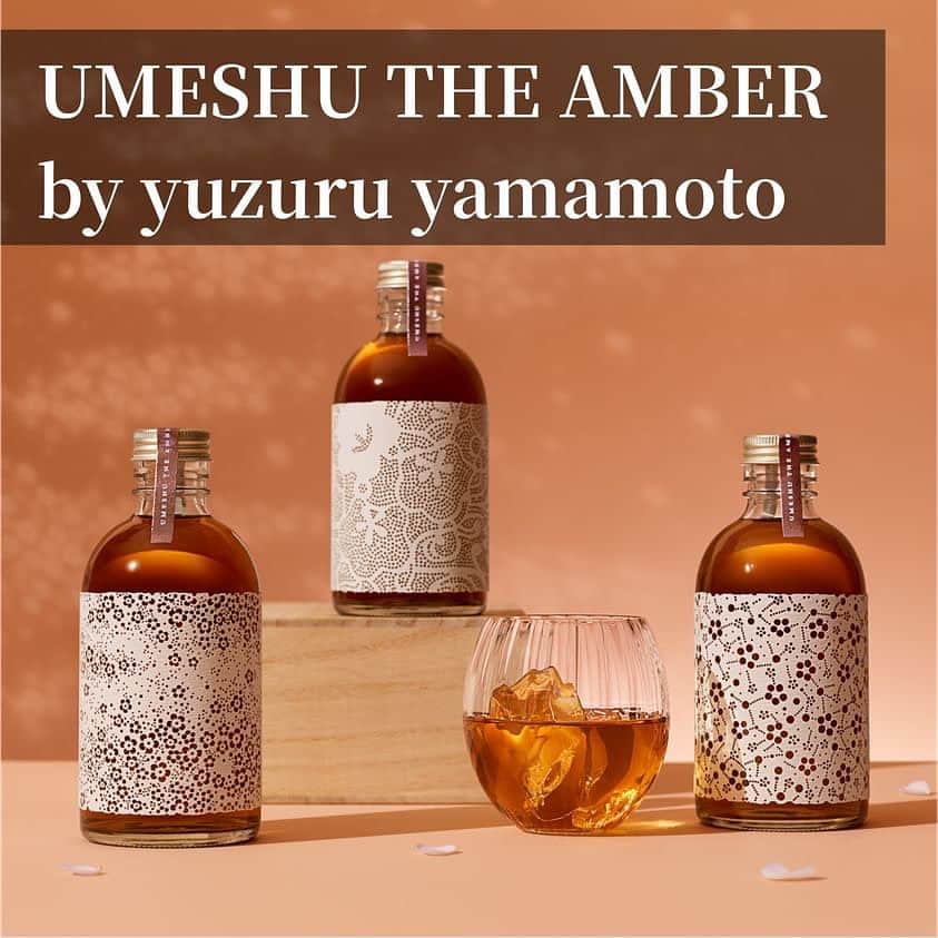 KURAND@日本酒飲み放題のインスタグラム：「🥃紀州梅酒にヴィンテージという価値を。  UMESHU THE AMBER by yuzuru yamamoto  10年以上もの熟成期間を経て完成した、 琥珀色の輝きを放つ高貴なヴィンテージ梅酒。  紀州文化の一つである型紙の梅文様を取り入れた洗練されたデザインは工芸品眺めているかのよう✨  ゆずる農園で栽培された減農薬の南高梅を漬け込み、10年以上もの月日をかけて、ゆっくりと低温で熟成させた本格梅酒です。  濃醇でまるでウイスキーのような芳醇な味わいがその魅力です。  UMESHU THE AMBER 2007 / 2009 / 2011 by yuzuru yamamoto  💡クランドでは新しいお酒との出会いをお届けします お酒やキャンペーンはプロフィールから @kurand_info  ヴィンテージ梅酒に興味ある？」