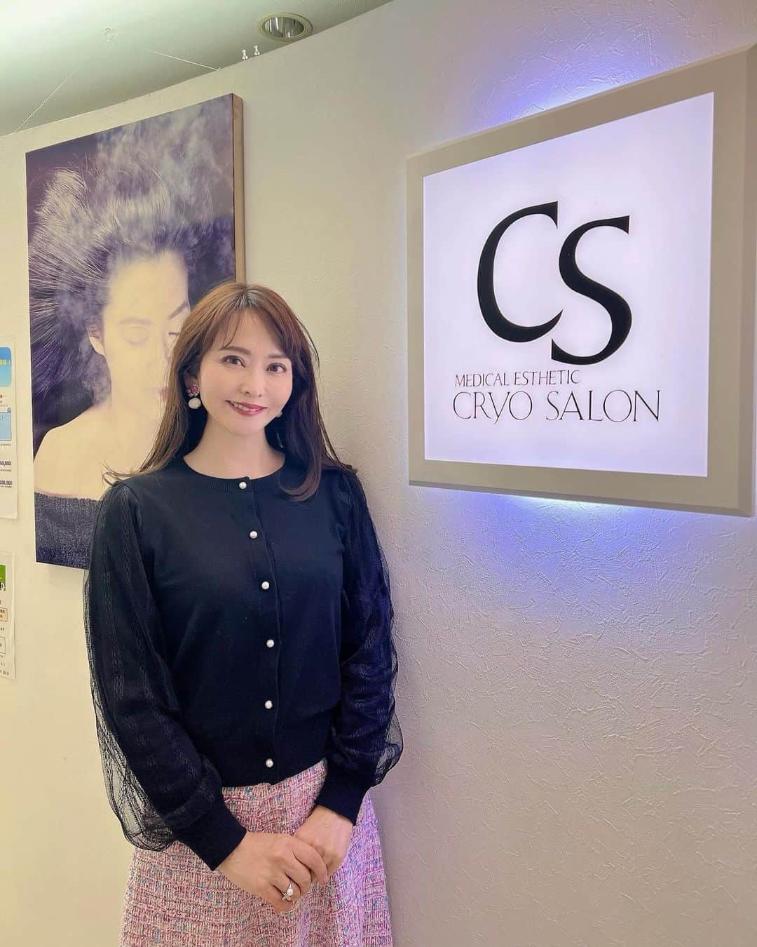 森雅子さんのインスタグラム写真 - (森雅子Instagram)「✨✨  2ヶ月ぶりのフォトニックシャワー✨  新宿にある CRYO SALONクライオサロンで 受けています。  @cryo_salon   今や私の元気の素だと断言出来るくらい大好き💕  フォトニックシャワーは  近未来型岩盤浴＋美白マシンという 健康と美容の両方がかなう コラーゲンマシンを超えたボディケア。  4色の可視光線を全身360度浴びて 全身の美白、透明感、リフトアップ⤴️  血行が良くなりリンパの流れも改善するので 肩凝り、腰痛、関節痛、冷え性、浮腫みにもいいんです。  優しく温まるので、ダラダラ汗をかく というより、サラッとした汗を じんわりかきます。  だから終わった後、ささっと メイクを直してお出かけ出来ちゃう😊  フォトニックシャワーのライトは 直接見ても大丈夫なので 顔にも満遍なく浴びれて 美白、美肌になれるのも嬉しい💕  体の芯まで温まるので 腰痛や肩こりも楽になって 良い事づくめでオススメです✨  「makoのインスタを見た」と 予約時に言ってもらうと  通常30分16.800円のところ 初回限定40分1.800円になります。  ご予約はお電話で。 03-3225-9651 （※女性専用です）  @cryo_salon   【クライオサロン】 東京都新宿区新宿3丁目2番2号 新宿紺野ビル6F 新宿3丁目C4出口から徒歩3分  ・ ・  #PR #フォトニックシャワー #クライオサロン #美白マシン #美白マシーン #コラーゲンマシン #美白ケア #美肌ケア #浮腫み解消 #冷え性改善 #肩凝り解消 #腰痛改善 #免疫力アップ #アンチエイジング  #新宿3丁目 #東京エステ #collagenmachine #skincare #新宿 #shinjuku #新宿エステ」11月24日 19時01分 - mako_marie_an