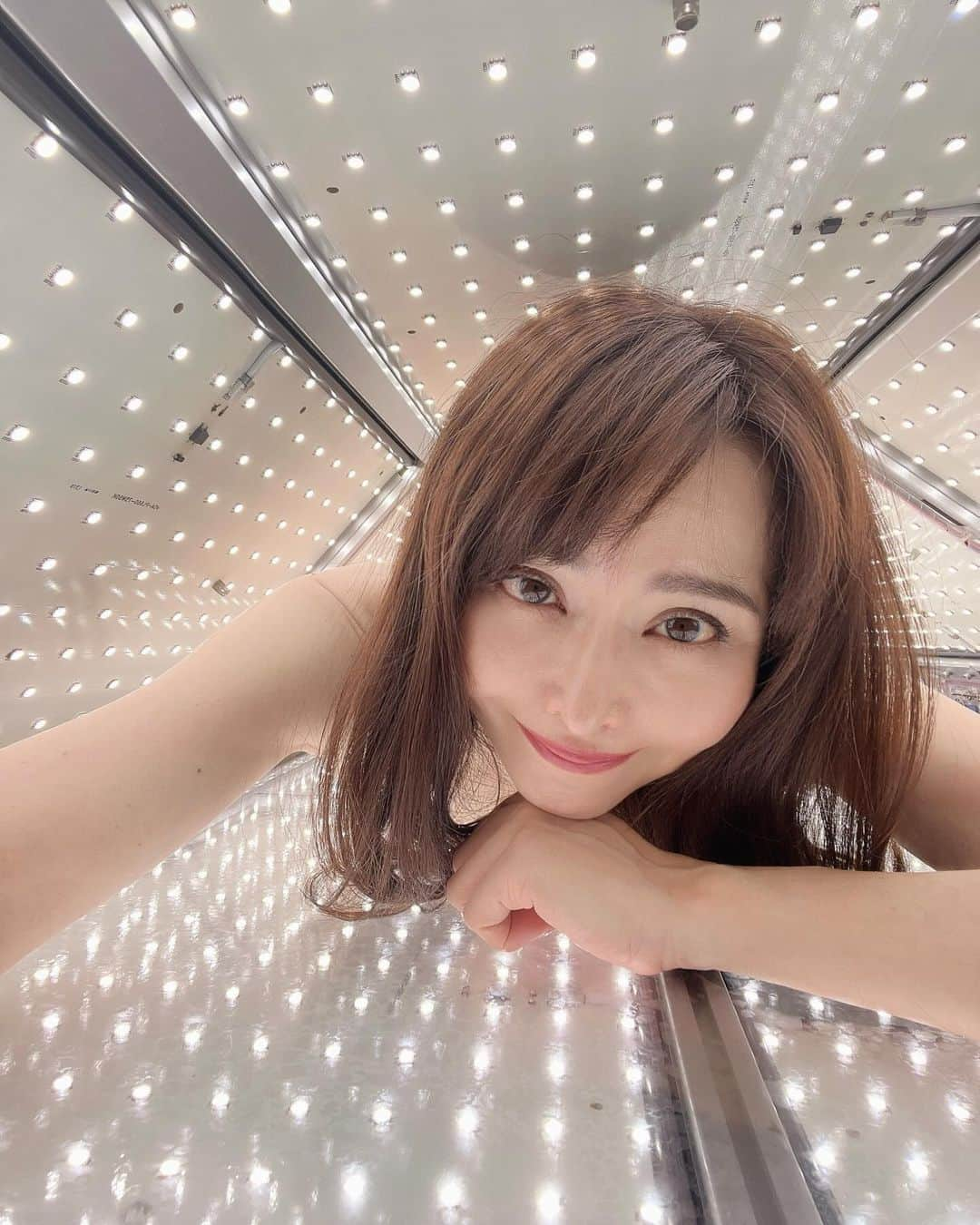 森雅子のインスタグラム：「✨✨  2ヶ月ぶりのフォトニックシャワー✨  新宿にある CRYO SALONクライオサロンで 受けています。  @cryo_salon   今や私の元気の素だと断言出来るくらい大好き💕  フォトニックシャワーは  近未来型岩盤浴＋美白マシンという 健康と美容の両方がかなう コラーゲンマシンを超えたボディケア。  4色の可視光線を全身360度浴びて 全身の美白、透明感、リフトアップ⤴️  血行が良くなりリンパの流れも改善するので 肩凝り、腰痛、関節痛、冷え性、浮腫みにもいいんです。  優しく温まるので、ダラダラ汗をかく というより、サラッとした汗を じんわりかきます。  だから終わった後、ささっと メイクを直してお出かけ出来ちゃう😊  フォトニックシャワーのライトは 直接見ても大丈夫なので 顔にも満遍なく浴びれて 美白、美肌になれるのも嬉しい💕  体の芯まで温まるので 腰痛や肩こりも楽になって 良い事づくめでオススメです✨  「makoのインスタを見た」と 予約時に言ってもらうと  通常30分16.800円のところ 初回限定40分1.800円になります。  ご予約はお電話で。 03-3225-9651 （※女性専用です）  @cryo_salon   【クライオサロン】 東京都新宿区新宿3丁目2番2号 新宿紺野ビル6F 新宿3丁目C4出口から徒歩3分  ・ ・  #PR #フォトニックシャワー #クライオサロン #美白マシン #美白マシーン #コラーゲンマシン #美白ケア #美肌ケア #浮腫み解消 #冷え性改善 #肩凝り解消 #腰痛改善 #免疫力アップ #アンチエイジング  #新宿3丁目 #東京エステ #collagenmachine #skincare #新宿 #shinjuku #新宿エステ」