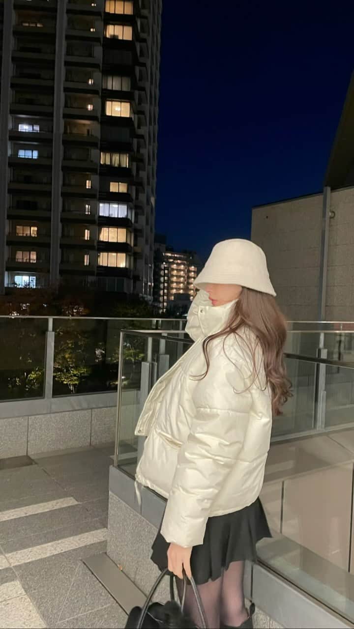 櫻田結子のインスタグラム：「沢山DMでご質問頂いたダウン🤍✨ ¥3,900でプチプラなのに クオリティが高くてびっくり..♥ この冬凄く出番が増えそう！ ⁡ 合わせたワンショルニットも デザインが大人っぽくてお気に入り♥ ⁡ ⁡ outer,knit  @anchic_official  #PR #anchic #アンシック  #さんきゅー中綿ダウン#2wayデザインショルダーニットプルオーバー #yuppoco_code #骨格ウェーブ #骨格ウェーブコーデ #ダウンコーデ #大人カジュアル #プチプラコーデ #キャップコーデ #シンプルコーデ」