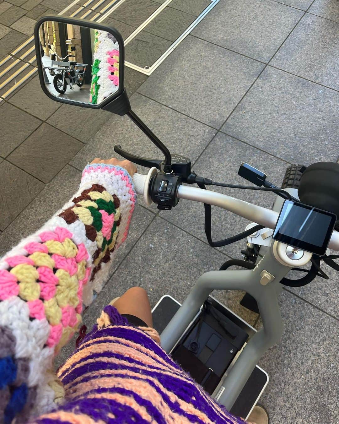 Rika Vanessaさんのインスタグラム写真 - (Rika VanessaInstagram)「スウェーデンの電動バイクメーカー  @ridecake_japan 🏍🇸🇪✨  CAKE Tokyoが丸の内ブリックスクエア 1Fに 11/23(木)からオープン！🗼  なんと電力をエネルギーとするため、 モーターは静寂で走行中にCO₂を排出しないし 生産工程で排出される二酸化炭素の低減や、 プラスチック部品の植物由来の素材への置換などを 押し進めていて環境負担に配慮した取り組みが されていて素敵😌🏞️  見た目もスタイリッシュで 軽くて乗りやすかった💫  #PR #explorewithrespect #サステナブル #カーボンニュートラル #ゼロエミッシ ョン #丸の内」11月24日 19時01分 - rikavanessa._