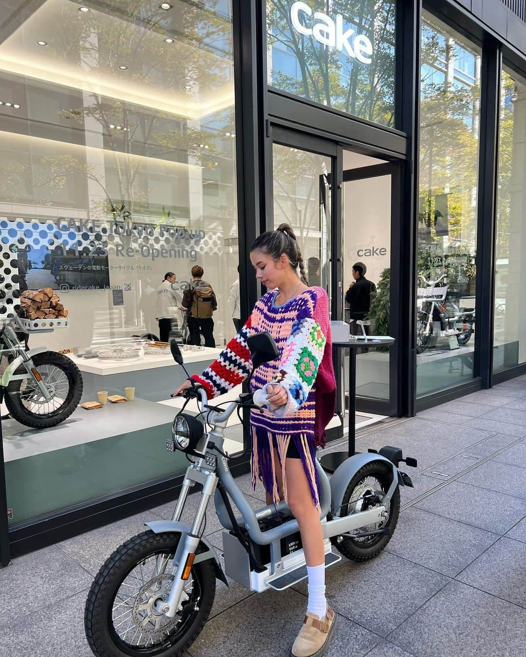 Rika Vanessaのインスタグラム：「スウェーデンの電動バイクメーカー  @ridecake_japan 🏍🇸🇪✨  CAKE Tokyoが丸の内ブリックスクエア 1Fに 11/23(木)からオープン！🗼  なんと電力をエネルギーとするため、 モーターは静寂で走行中にCO₂を排出しないし 生産工程で排出される二酸化炭素の低減や、 プラスチック部品の植物由来の素材への置換などを 押し進めていて環境負担に配慮した取り組みが されていて素敵😌🏞️  見た目もスタイリッシュで 軽くて乗りやすかった💫  #PR #explorewithrespect #サステナブル #カーボンニュートラル #ゼロエミッシ ョン #丸の内」