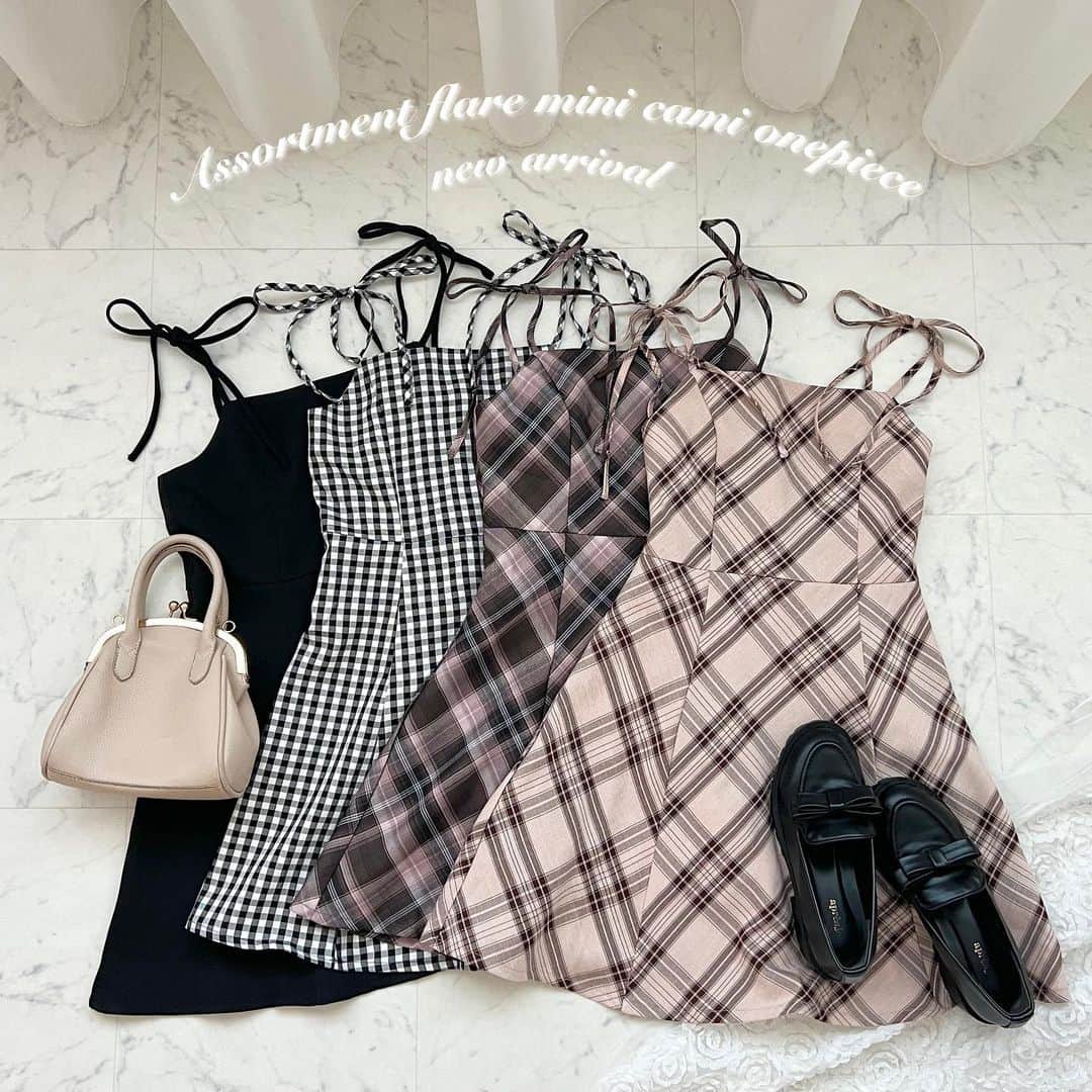 apres jour(アプレジュール) のインスタグラム：「【new arrival🎀】販売中！ ⁡ ◆着回し力抜群なアソートフレアミニワンピースが登場♪ ⁡ 無地とチェック柄のアソートミニキャミワンピースです。 程よいフレアシルエットがスタイル盛れするデザインとなっております！  肩紐リボンで多少の丈感は調節いただけます。 サイドファスナーが付いており、背中部分はゴム仕様のため、着脱も簡単◎  トップス、アウターなどアイテム問わず合わせやすく、着回し力抜群のワンピースです。 ニットやカーディガンとレイヤードしていただくとミニスカートのような雰囲気で着用いただけます♪  ⁡ #アソートフレアミニキャミワンピース 商品番号🔎987935 サイズ…F/XL ¥3,595(taxin) ⁡ ⁡ こちらの画像はインスタ用に加工しておりますので、カラーの雰囲気が実際の商品と異なる場合がございます。 商品ページにてカラーのご確認をお願い致します。 ⁡ #ZOZOでしか買えない #アプレジュール #アプレ部」