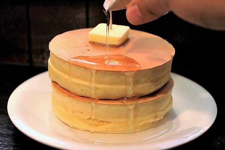 レッツエンジョイ東京のインスタグラム：「銅版で焼く極厚ホットケーキ🥞✨  老舗純喫茶「ニット」で人気の昔懐かしいホットケーキを、スイーツコンシェルジュのはなともさん（@HANATOMO84）が紹介。 ＝＝＝ 創業50年以上の歴史を持つ老舗の純喫茶「ニット」は、銅板で焼き上げる極厚ホットケーキを楽しめる人気のお店。  じっくり焼き上げた生地は、外はサクッと、中はふんわりとした食感。一口頬張ると、焼き立ての香ばしさとほのかな生地の甘さが口いっぱいに広がります。  ノスタルジックな雰囲気の店内で、昔ながらのホットケーキをゆったり味わってみて😊❣  🔸ニット 📍東京都墨田区江東橋4-26-12 🚉錦糸町  #レッツエンジョイ東京 #おでかけ #おでかけスポット #東京 #錦糸町 #ニット #喫茶ニット #喫茶店ニット #喫茶店 #純喫茶 #東京喫茶店 #喫茶部 #喫茶店巡り #喫茶店好き #昭和レトロ #レトロ喫茶 #ホットケーキ #ホットケーキ部 #パンケーキ #分厚いホットケーキ #パンケーキ巡り #パンケーキ部 #錦糸町スイーツ #錦糸町カフェ #カフェ巡り #カフェ #東京カフェ #スイーツ」