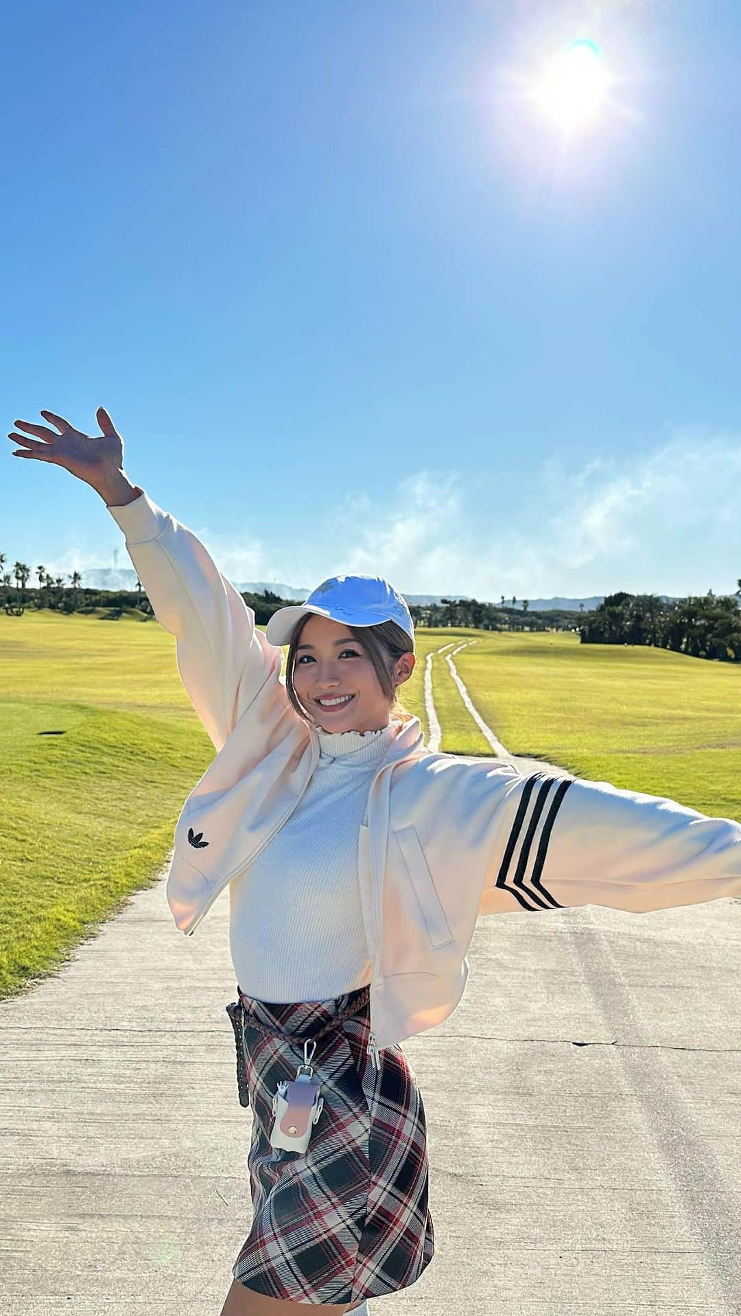 安藤京香のインスタグラム：「. ゴルフレッスン1回目⛳️  選手体験いって、握り方と立ち方と基礎の振り方教えて貰って 今回はパターとピッチングと7番アイアン教えてもらった！！  覚えること多すぎて 忘れんように1日1回でもエアーでもなんでもやらんと 頭パンクしそうなった(笑)  でもなんか空振らんくなったし、当たりも良くなってきた！ 焦らず1個ずつやってこー(๑•̀ •́)و🩵  ✎︎＿＿＿＿＿＿＿＿＿＿＿＿  YouTube個人アカウントつくりました！ 【きょん日記】でチャンネル登録お願いします❤️‍🔥  親友と自分磨きをして垢抜けしたいと 【きょんりさの垢抜け研究所】という チャンネルも始めたのでコチラもよろしくお願いしますっ🥳  #パーソナルトレーナー #パーソナル  #食事指導 #ボディメイク #健康美 #ダイエット #モチベーション  #東京 #撮影会モデル #モデル #ポートレート #安藤京香 #YouTube #きょん日記 #ゴルフ日記 #ゴルフ #レッスン」