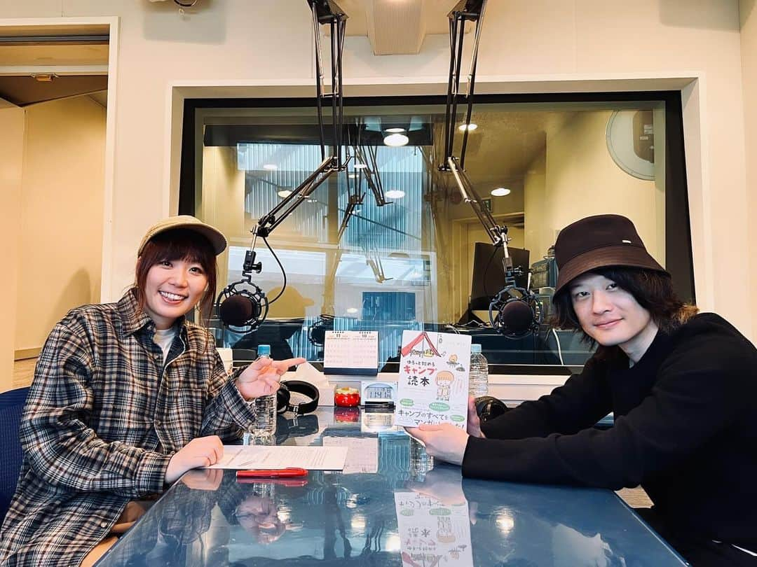 磯部寛之さんのインスタグラム写真 - (磯部寛之Instagram)「今月の Panasonic presents GORILLA RADIO! の#それぞれのセンタク　コーナーゲストは、イラストレーター＆キャンプコーディネーターのこいしゆうかさんです。アウトドアの魅力を広め続けている方で、アウトドア好きな俺としては聞きたい事だらけでした。しかもキャリアの築き方も共通点あったりして。人として馬の合う方でした。とても参考になるお話を気さくに話してくださいました。要チェックや。ひろ #alexandros #gorillaradio #それぞれのセンタク」11月24日 19時03分 - hiro_isobe_alexandros