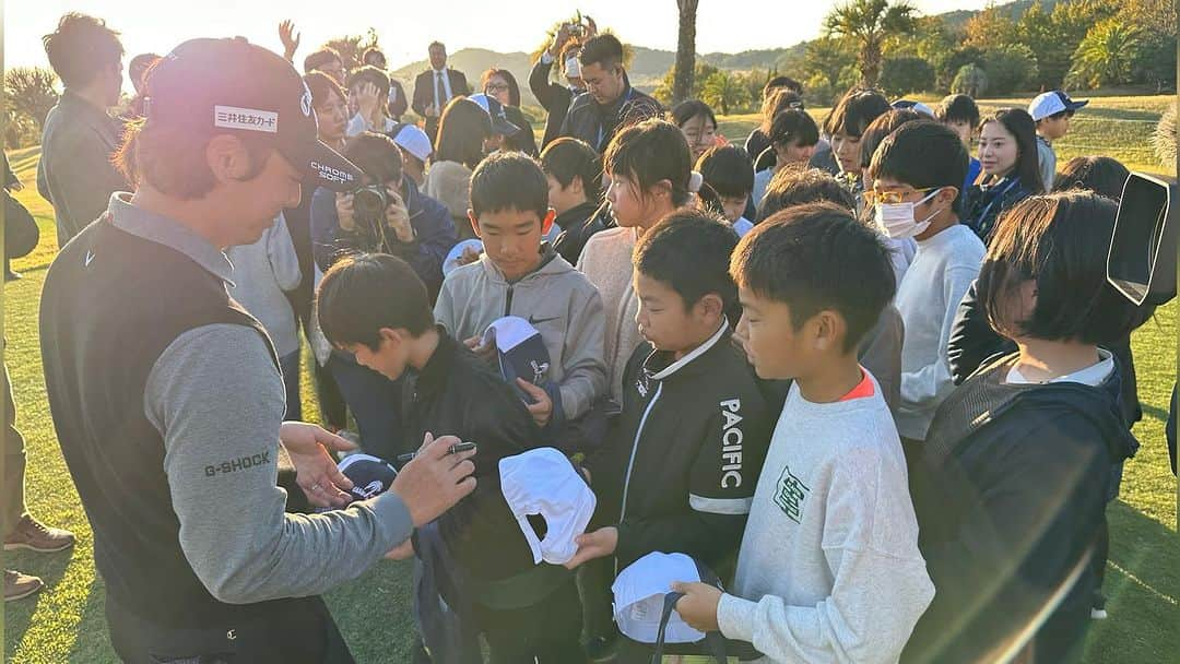  JGTO 男子プロゴルフツアーさんのインスタグラム写真 - ( JGTO 男子プロゴルフツアーInstagram)「【カシオワールドオープンゴルフトーナメント2023】  第2ラウンド終了後、大会ホストプロの石川遼は、毎年恒例となった「バーディチャレンジ」活動の贈呈式に登場しました🏌️  この活動はシーズン中のバーディ数に応じてCASIOの電子辞書をプレゼントするというものです📕  今年は昨年のバーディ数と同じ数の291台を贈呈しました👏  「自分のモチベーションを上げてくれる活動。小学生からの声も届き、励みになっています」と石川は話してくれました☺️  @casio_world_open  #カシオワールドオープンゴルフトーナメント #Kochi黒潮カントリークラブ #JGTO #男子ゴルフ #石川遼 #バーディチャレンジ」11月24日 19時04分 - japangolftour