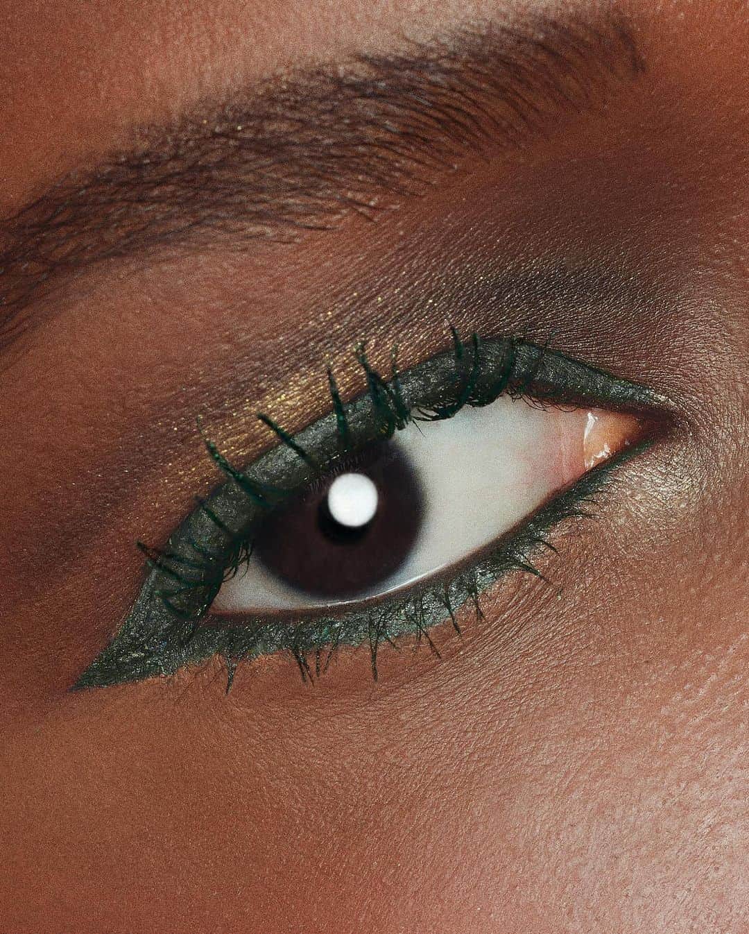 Lancôme Officialさんのインスタグラム写真 - (Lancôme OfficialInstagram)「Explore the emerald paradox of Le 8 Hypnôse Noir Malachite. This universally appealing peacock green undertone adds a touch of jewel-like elegance to any makeup look. #Lancome #Le8Hypnose #Makeup #Mascara」11月24日 19時04分 - lancomeofficial