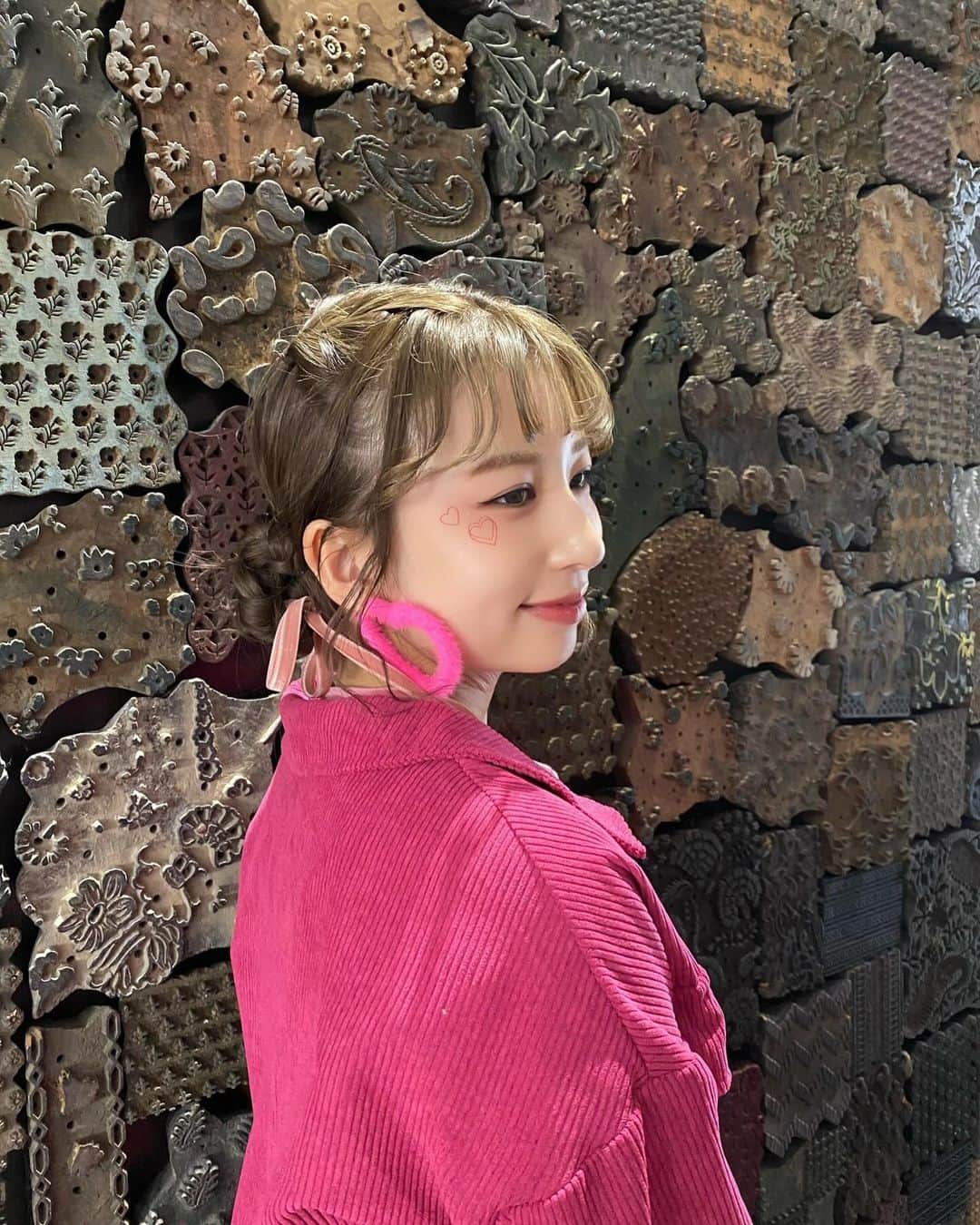 のインスタグラム：「GUMIです＾＾  F.A.F.OのMVはもう見てくれた〜？？🩷🔫 衣装もメイクも振り付けも全てお気に入り！  困ったらピースしちゃうからピースの写真ばっかり笑  ぜひたくさん見てね〜！！  #FAFO #onefive_GUMI #onefive」