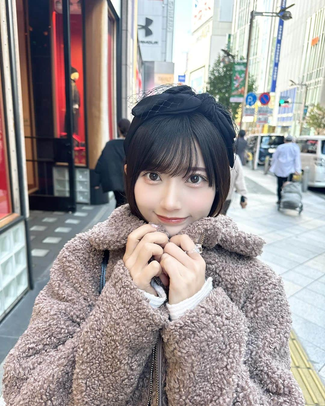 山田麻莉奈さんのインスタグラム写真 - (山田麻莉奈Instagram)「. 新宿で用事済ませたあとの帰り道🧸  トップスはファンの女の子がプレゼントしてくれたの〜 こういう形大好き♡かわいい‪🫶🏻  カチューシャは @jumelle_jp の♡ カチューシャひさしぶりにつけたかも。 おっきいリボンとレースがついててかわいい..お気に入り🖤  寒くてもちょっとくらい我慢して着るかわいいお洋服は最高だ♡笑  #提供」11月24日 19時05分 - marina.yamada_324