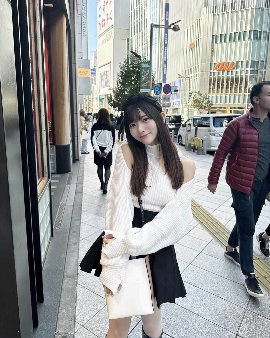 山田麻莉奈のインスタグラム：「. 新宿で用事済ませたあとの帰り道🧸  トップスはファンの女の子がプレゼントしてくれたの〜 こういう形大好き♡かわいい‪🫶🏻  カチューシャは @jumelle_jp の♡ カチューシャひさしぶりにつけたかも。 おっきいリボンとレースがついててかわいい..お気に入り🖤  寒くてもちょっとくらい我慢して着るかわいいお洋服は最高だ♡笑  #提供」