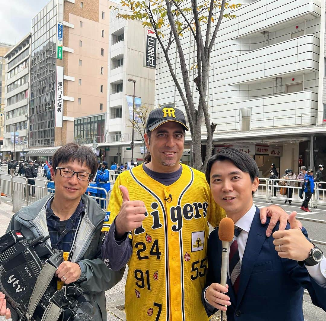 山本隆弥のインスタグラム：「･･･ 明日のウェークアップでOA。 阪神タイガース・オリックスバファローズ同日パレード。 阪神一筋の外国人ファンを追っています！ 熱狂的なファンも取材してますよ。  #阪神タイガース #オリックスバファローズ  #ウェークアップ #ytv」