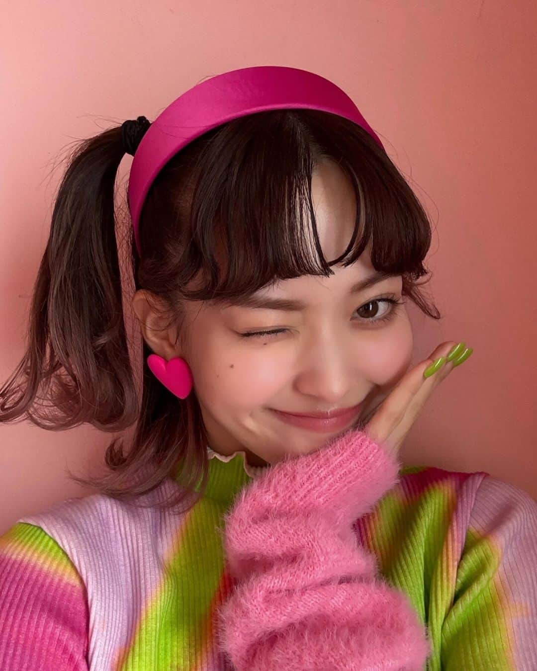 のインスタグラム：「MOMOです🔫🩷  F.A.F.O💟  楽しんでもらえてるかな？？ ぴょんぴょんツインテールがお気に入り🎀  MVはとってもかわいく仕上がってるよ〜 是非たくさん見て聴いてね🎶  #FAFO #onefive_MOMO #onefive」