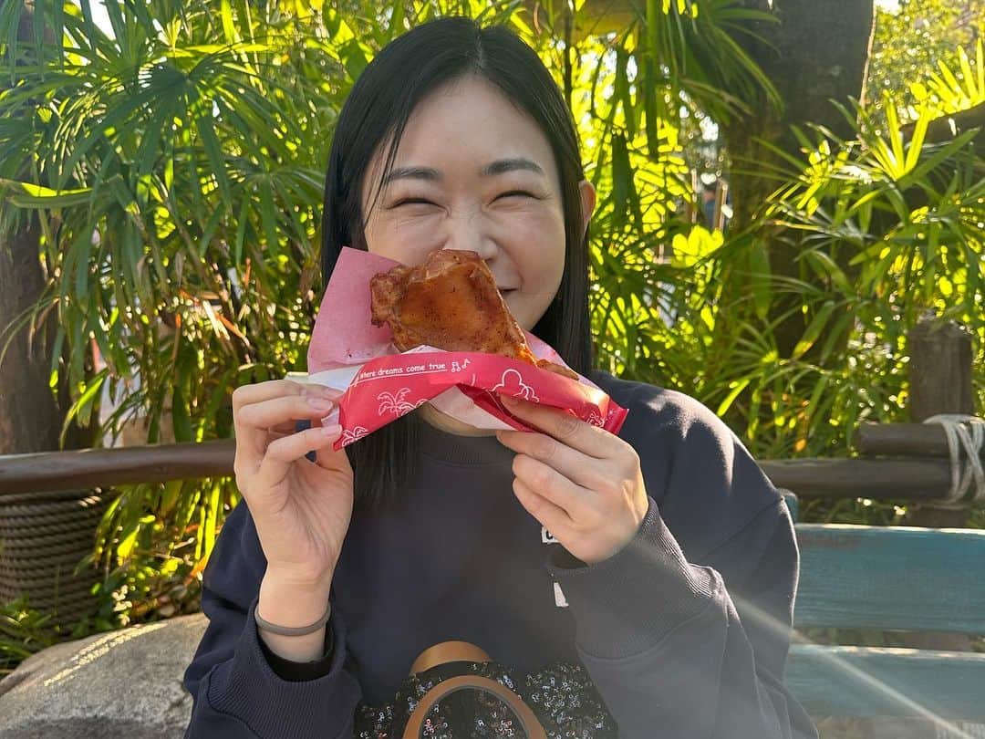 西川可奈子さんのインスタグラム写真 - (西川可奈子Instagram)「あれまー！ なんとなんとディズニーシーに連れて行ってもらいました✨ そしてミニーカチューシャなんて小学生ぶりではないでしょうか😎  嬉しくて張り切り具合が服装に現れております。w 最寄駅に着くまで恥ずかしかったですがw それも含めて楽しませてもらいました🫡✨  何歳になってもずっと少年の心です✨  幸せな1日。チュロスあと5本くらい食べたかったw  きょうたんありがとう🤤  #きょうたんとディズニー」11月24日 19時06分 - kanako_1105