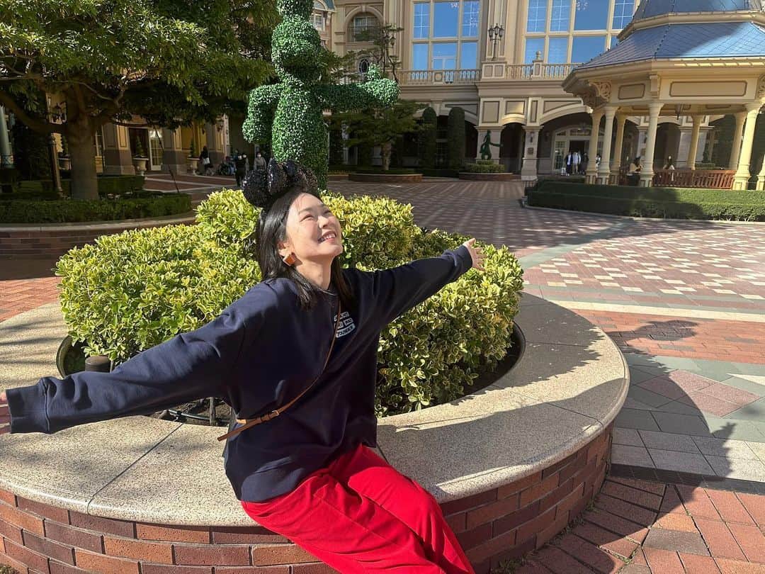 西川可奈子さんのインスタグラム写真 - (西川可奈子Instagram)「あれまー！ なんとなんとディズニーシーに連れて行ってもらいました✨ そしてミニーカチューシャなんて小学生ぶりではないでしょうか😎  嬉しくて張り切り具合が服装に現れております。w 最寄駅に着くまで恥ずかしかったですがw それも含めて楽しませてもらいました🫡✨  何歳になってもずっと少年の心です✨  幸せな1日。チュロスあと5本くらい食べたかったw  きょうたんありがとう🤤  #きょうたんとディズニー」11月24日 19時06分 - kanako_1105