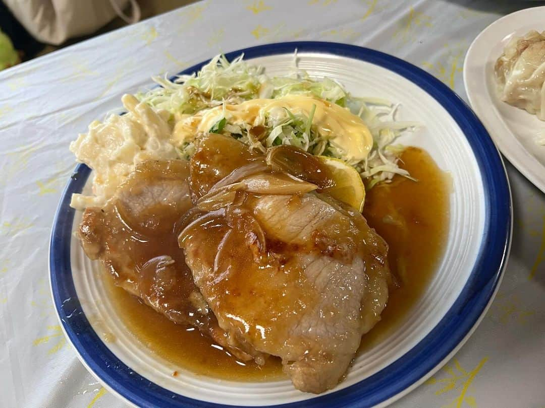 あこのインスタグラム：「文福飯店さん②✨ 私たちが命名させていただいた『ペコパンチ‼︎!はらぺこスペアリブ』🔥文福飯店さんには作れない料理はない…！！美味しい…！！いつもたくさんのお料理ありがとうございます🙇✨ #文福飯店 #デカ盛り #大食い #双子 #はらぺこツインズ #大食い女子 #먹방 #대식가 #먹팔  #먹스타그램 #大胃王 #モッパン #ความตะกละ #Ham ăn #Gula」