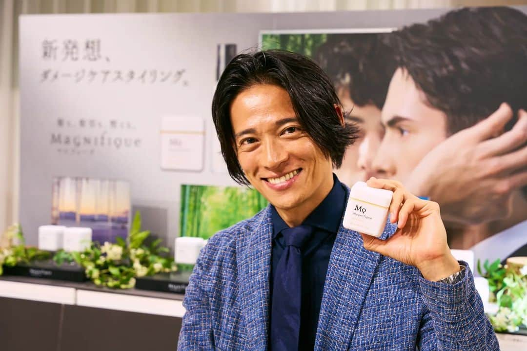 久保裕丈さんのインスタグラム写真 - (久保裕丈Instagram)「スキンケアで有名な、コーセーコスメポートさんのマニフィークからスタイリングのシリーズが新しく出ているということで、その体験＆座談会に林太郎と行ってきました！  スキンケアは、なんとなーく気を使ってるつもりではいたんだけど、髪のケアとかスタイリングに関しては全く無頓着だったなーと大反省笑 スタイリング剤、実は20代の時からずーっと変わらず何となくで同じのを使っていました。特に、問題もないしいいかなーって。 でもやっぱり、アイテムによって全然仕上がりも違うんだね笑　当たり前かもしれないけど、気づいてない男性は多いかも。  スタイリング剤は全6種類出てて、髪質・長さ・目指したいスタイリングで使い分けたり、場合によっては異なる種類を混ぜて使ったりもできるみたい。 今回僕は、「ラフな束感をつくるヘアバーム」と「トリートメントとしても使えるケア&スタイリングオイル」の2種類を試させてもらいました。 驚くのが仕上がりはしっとりとして、自然な毛束ができるのに、しっかりとボリュームもキープしてくれること。 特に、スタイリングオイルだと、ただベッタリとしてしまうものが多いのに、こちらはヘアケアもしつつ、しっかりスタイリングもできます。セットする時は手に少量とって、ドライした髪に手ぐしだけで全体になじませるだけ。 個人差はあるかもだけど、1分もかからず、朝の忙しい時でも時短スタイリング可能。 また、帽子をかぶったりして、スタイリングが乱れても簡単に手ぐしで整えられるのも嬉しいところ。  販売はロフトとかのバラエティショップか、一番楽に買いたいならばAmazonでも売っているので、ブラックフライデーが始まる今日、是非試してみてください！  #PR #マニフィーク #メンズヘア　#ヘアケア #メンズヘアスタイル」11月24日 19時06分 - hirotakekubo