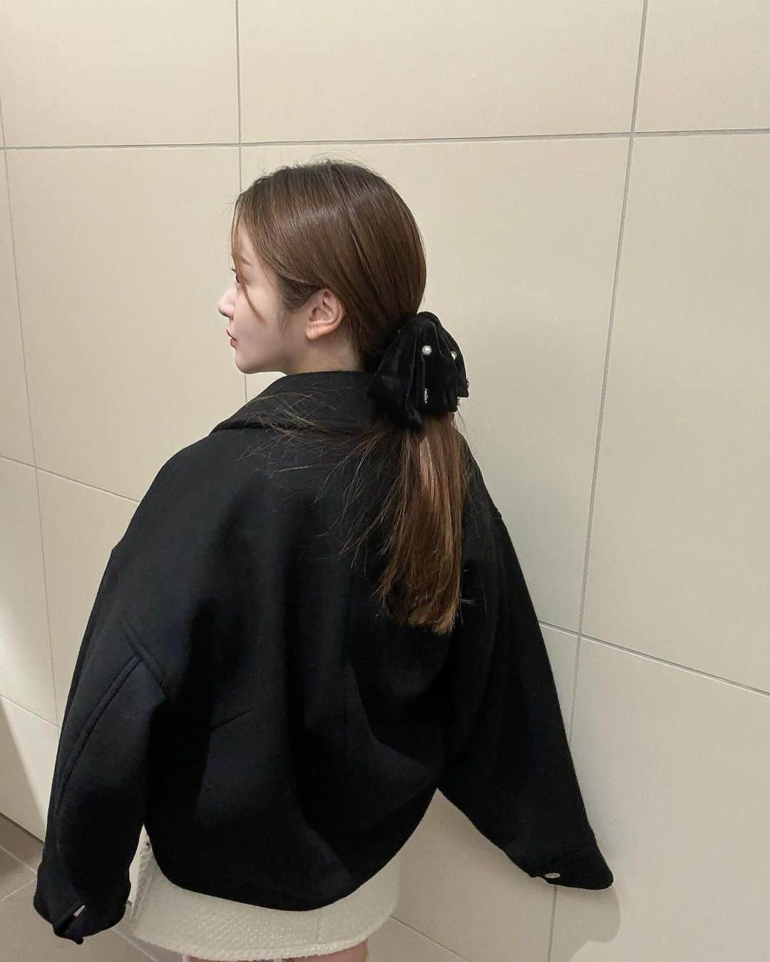 小澤美里さんのインスタグラム写真 - (小澤美里Instagram)「SORINのショートコート届いた🧥🩷 裾のカーブが可愛くてモード系はもちろん こんな感じで甘い組み合わせにもぴったり🥹 肩落ちなフォルムは華奢見えするから好き✌🏻♡  Melton Curved Hem Short Coat ¥29,700taxin  #PR #sorin #ソリン #ウサギオンライン  @sorin__official」11月24日 19時07分 - misatooozamisa