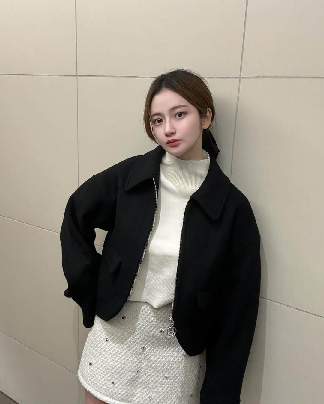 小澤美里のインスタグラム：「SORINのショートコート届いた🧥🩷 裾のカーブが可愛くてモード系はもちろん こんな感じで甘い組み合わせにもぴったり🥹 肩落ちなフォルムは華奢見えするから好き✌🏻♡  Melton Curved Hem Short Coat ¥29,700taxin  #PR #sorin #ソリン #ウサギオンライン  @sorin__official」