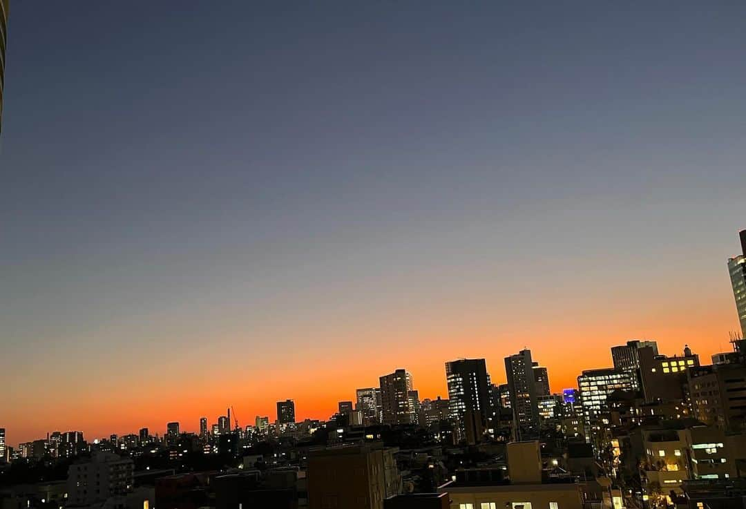 辛島美登里さんのインスタグラム写真 - (辛島美登里Instagram)「きれいな夕景のあとにきれいな月🌔 今夜から寒くなるそうです🍂 うん、寒くなってきた🧣」11月24日 19時16分 - midorikarashima