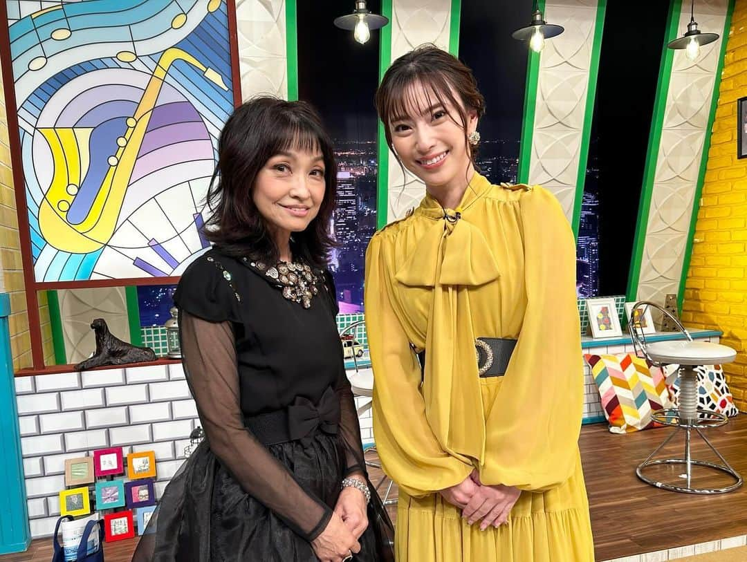 藤井香愛さんのインスタグラム写真 - (藤井香愛Instagram)「BS-TBS「昭和歌謡ベストテンDX」出演させていただきました😊 ワタシのメモリーソング特集で、杏里さんの「オリビアを聴きながら」を歌いました🎤 何度聴いても名曲…大好きな曲です✨  音楽って一瞬で当時の気持ちを引き戻すから不思議ですよね👍  皆さんも思い出のあるメモリーソングはありますか…？  #関根勤 さん　#早見優 さん　#昭和歌謡ベストテンDX #石川ひとみ さん　#三山ひろし さん　#おかゆ さん #メモリーソング　#思い出の曲 #藤井香愛　#夢告鳥　#徳間ジャパン　#歌謡曲 #カバー曲 #オリビアを聴きながら #ドアと衣装の色が一致　（笑）」11月24日 19時09分 - fujii_kawai