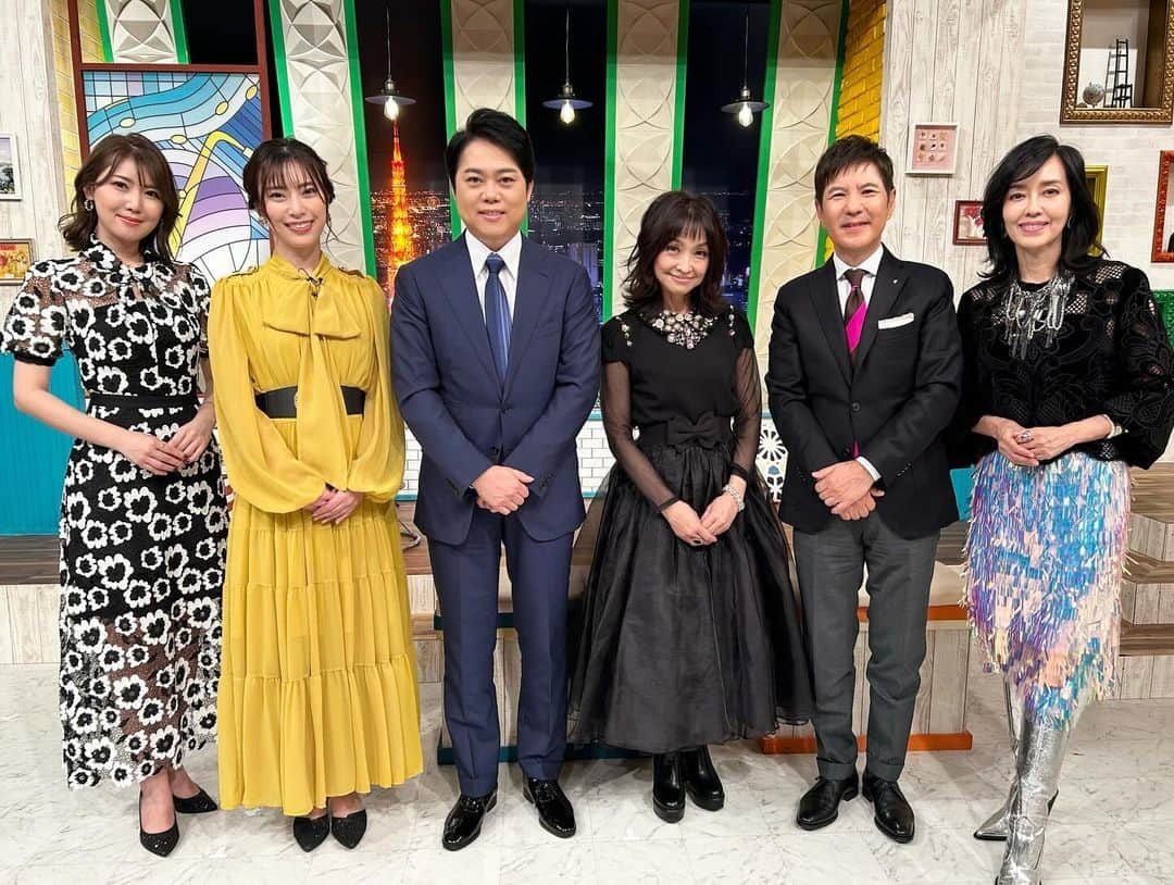 藤井香愛のインスタグラム：「BS-TBS「昭和歌謡ベストテンDX」出演させていただきました😊 ワタシのメモリーソング特集で、杏里さんの「オリビアを聴きながら」を歌いました🎤 何度聴いても名曲…大好きな曲です✨  音楽って一瞬で当時の気持ちを引き戻すから不思議ですよね👍  皆さんも思い出のあるメモリーソングはありますか…？  #関根勤 さん　#早見優 さん　#昭和歌謡ベストテンDX #石川ひとみ さん　#三山ひろし さん　#おかゆ さん #メモリーソング　#思い出の曲 #藤井香愛　#夢告鳥　#徳間ジャパン　#歌謡曲 #カバー曲 #オリビアを聴きながら #ドアと衣装の色が一致　（笑）」