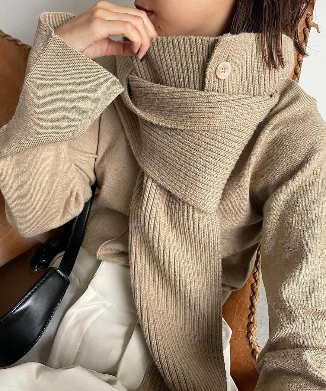 のインスタグラム：「【preorder】 ⁡ ⁡ ⁡ ⁡ ⁡ ⁡ ☑︎マルチベストSETプルオーバー beige / black / white ⁡ ⁡ ⁡ ⁡ ベスト・マフラーとして使えるマルチWAYのニットと 同素材のハイゲージニットがセットになったアイテム ⁡ ウエストをスッキリ見せてくれ 他にはない遊びのあるデザインです✨ ⁡ ⁡ ⁡ ⁡ ⁡ #capricieuxlemage#カプリシュレマージュ#大人カジュアル#ootd#置き画#シンプルコーデ#きれいめコーデ#きれいめカジュアル#低身長コーデ#高身長コーデ#シンプルコーデ#淡色#ベージュコーデ#淡色コーデ#淡色女子#大人カジュアル#カジュアルコーデ#ニット #ベスト #マフラー」