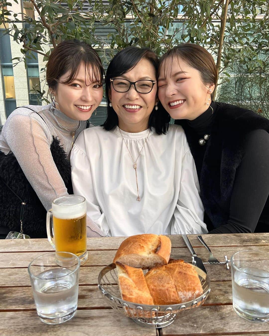 樋浦舞花さんのインスタグラム写真 - (樋浦舞花Instagram)「・ 子供たちを預けて ひっさしぶりの家族4人でご飯👨‍👩‍👧‍👧🍽️  今は子供たちファーストな日々だから なんか不思議な感じ😂 とても貴重な時間でした!😌  とはいえ孫ラブなパパママは 早く孫に会いたいと まだお迎え時間まで2時間近くあったけど 大急ぎでお迎えに行って その後みんなで公園で遊びました😆笑  両親の前では私はまだまだ娘気分で たくさん甘えてしまってるけど これからはお返しをしていきたいから いつまでも健康でいてほしい💓  #familytime」11月24日 19時11分 - hiura_maika