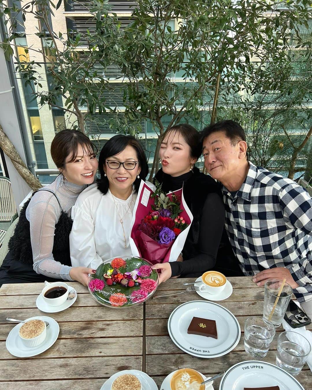 樋浦舞花さんのインスタグラム写真 - (樋浦舞花Instagram)「・ 子供たちを預けて ひっさしぶりの家族4人でご飯👨‍👩‍👧‍👧🍽️  今は子供たちファーストな日々だから なんか不思議な感じ😂 とても貴重な時間でした!😌  とはいえ孫ラブなパパママは 早く孫に会いたいと まだお迎え時間まで2時間近くあったけど 大急ぎでお迎えに行って その後みんなで公園で遊びました😆笑  両親の前では私はまだまだ娘気分で たくさん甘えてしまってるけど これからはお返しをしていきたいから いつまでも健康でいてほしい💓  #familytime」11月24日 19時11分 - hiura_maika