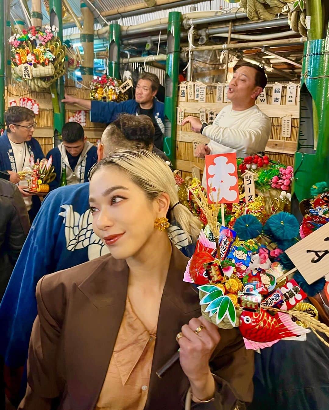 Unaのインスタグラム：「酉の市🎌⛩️🎍 今年もおじちゃんから福のおすそわけ🙌🏻🪭 ありがとうございます🙏 去年の熊手よりパワーアップさせて また一年よろしくお願いいたします🙏 何年も通ってるけど初めて獅子舞ってるとこ見れた🥰 幸先よい〜🧧」
