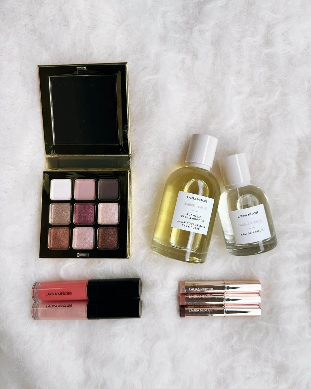 川津明日香さんのインスタグラム写真 - (川津明日香Instagram)「⁡ LAURA MERCIER🕯️ ⁡夜空をイメージした HOLIDAY COLLECTION お友達へのプレゼントや 自分へのご褒美にぜひ🎁  #PR #ローラメルシエ #クリスマスコフレ」11月24日 19時12分 - asuka_kawazu