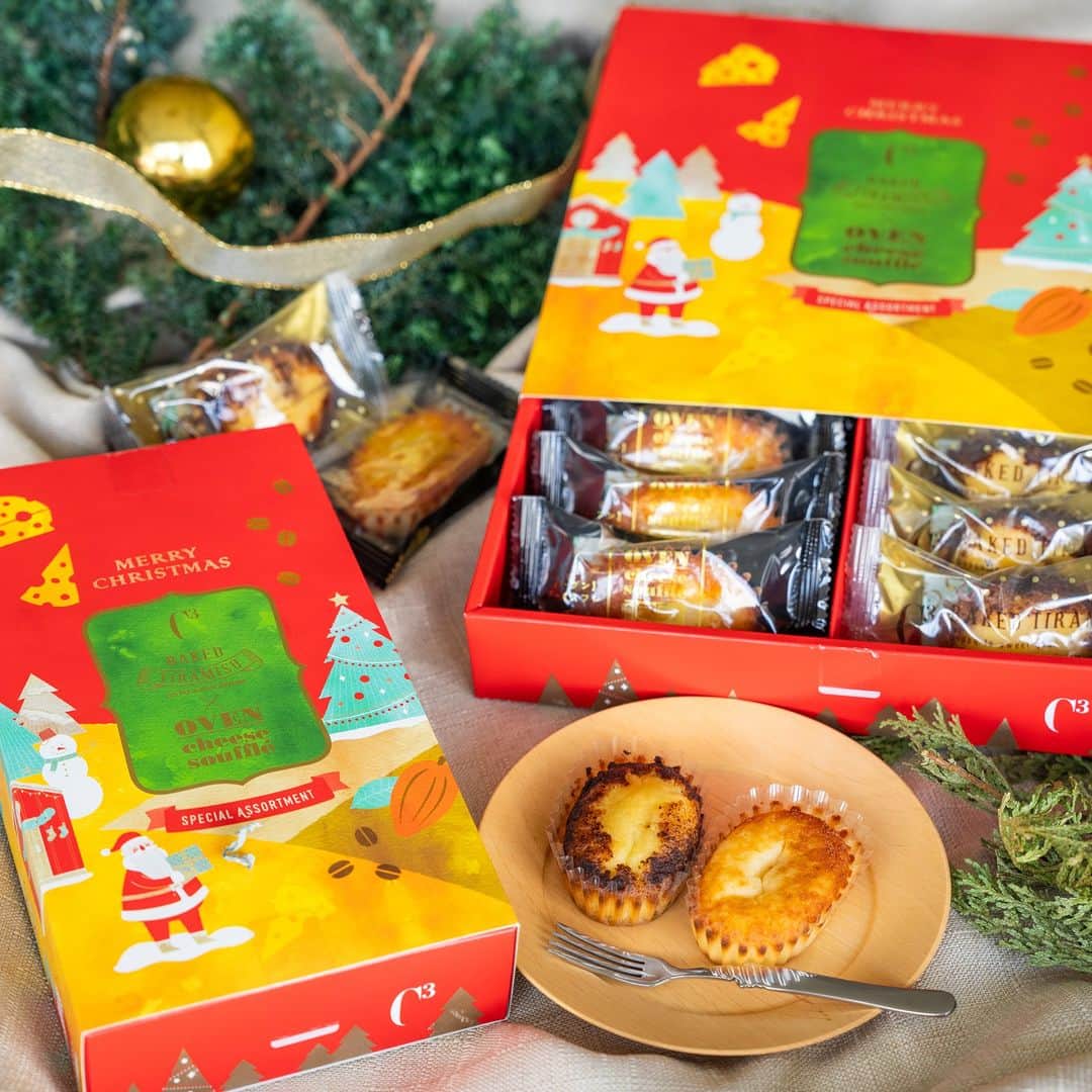 シーキューブさんのインスタグラム写真 - (シーキューブInstagram)「🎄シーキューブのクリスマスギフト🎅  いよいよ来月は、待ちに待ったクリスマス！ 季節感満載のスイーツを準備して、クリスマスパーティーの準備をしませんか？  『クリスマスコレクション＜クリスマス限定パッケージ＞』 この季節限定のパッケージに、人気の焼き菓子を詰め合わせました。 箱の可愛いサンタやツリーをめくると・・秘密のメッセージが✨  『焼きティラミス オーブンチーズスフレ MIX 』 看板商品の焼きティラミスと、オーブンチーズスフレがセットで楽しめる詰め合わせ。 食べ比べができるのは、この冬限定！ クリスマスデザインパッケージでお作りしています🎄  ‐‐‐ ●クリスマスコレクション＜クリスマス限定パッケージ＞　￥1,620（税込）～ https://www.suzette-shop.jp/shop/g/g4508/  〇焼きティラミス オーブンチーズスフレ MIX ＜クリスマス限定パッケージ＞　￥1,296（税込）～ https://www.suzette-shop.jp/shop/g/g4511/ ‐‐‐  ▼オンラインショップではクリスマス特集ページをご用意しております✨ https://www.suzette-shop.jp/shop/e/ec3xmas/  この機会にぜひお買い物をおたのしみください♪   #シーキューブ #c3 #焼き菓子詰め合わせ #クリスマス #クリスマスコフレ #クリスマスプレゼント #クリスマススイーツ #クリスマスの準備 #クリスマスのお菓子 #christmas #christmasgift」11月24日 19時12分 - c3.suzette