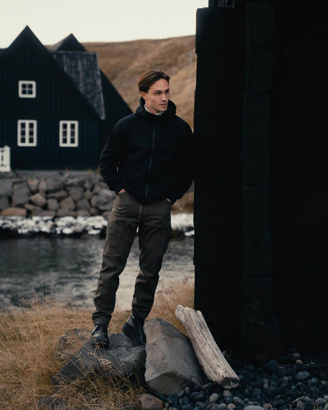 Enzo Cariniさんのインスタグラム写真 - (Enzo CariniInstagram)「I have some photos from my trip to Iceland last year for the Skoda Enyak IV that I haven't shared yet. I hope to be able to go back there under different circumstances. Iceland is an incredibly beautiful place, offering many photography opportunities. I hope to capture even more memorable moments on a future trip.  #skoda #iceland #car」11月24日 19時13分 - enzo_carini