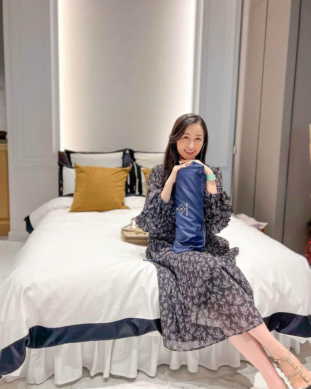 高倉絵理のインスタグラム：「愛用している 『HOTEL LIKE INTERIOR』が 麻布台ヒルズにオープン。  @hotellikeinterior   内覧会へ行った時 お店にも遊びに行ってきました。  ラグジュアリーホテルで使用しているような 寝具やクッション等取り扱っていて 名入れや好きな言葉の刺繍ができるのでプレゼントにも喜ばれそうな物ばかり。  ポーチをオーダーしたので届くのが楽しみ！  #hotellikeinterior  #ホテルライクインテリア #麻布台ヒルズ」