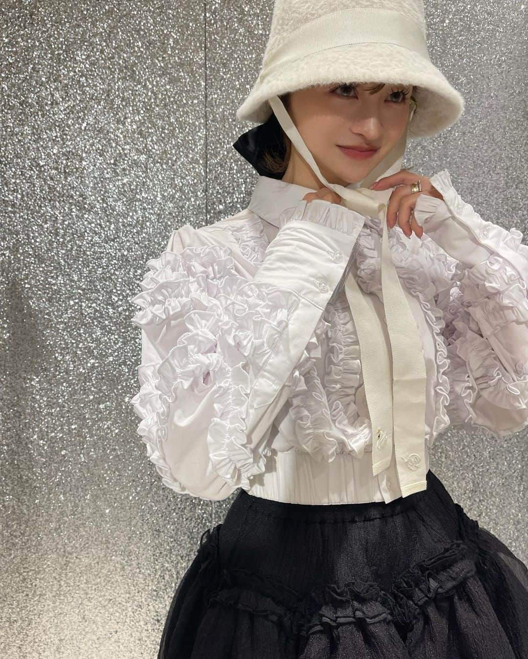 YUYUさんのインスタグラム写真 - (YUYUInstagram)「B.BOUTIQUE OSAKA day1-2🧥🎀🧢  🩶 @bibiy_official  #BSHOULDERSTRAP #LYLAFRILLBLOUSE #BSCARLETTSKIRT #OffenBibiyshoes  #ELISATWEEDJACKET #NOELLESHEERDRESS #BDAPHNE」11月24日 19時15分 - yuyukmt