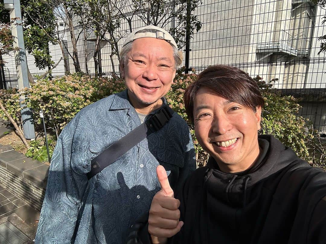 有村昆のインスタグラム：「鈴木おさむさんと久しぶりにランチ 本当にいろんなお話をさせていただきました。  昔、千葉の別荘に皆さんで遊びに行かさせて頂いたり、思い起こせば多くの番組にお声がけくださりました。 有難い事です🙇  昨日は、子供同士を遊ばせてお散歩。 男の子同士気が合って遊んでました〜  そして僕の大好きな「芸人交換日記」の舞台も2月にありますよ！チェックです！」