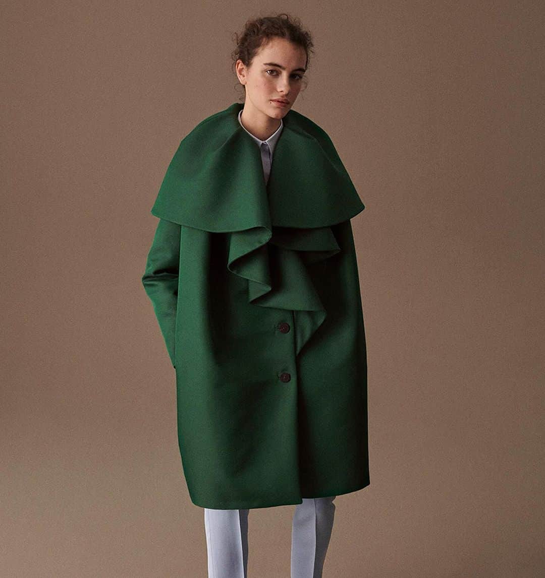 ルッツのインスタグラム：「one more @delpozo FW18 💕 @luzsanchezgodin photographed by @pepelobez 🤩 - - - - - - - #lutzhuelle #delpozo #madrid #madridespaña #modaespañola #couture #operacoat #couturefashion #couturecoat #greencoat」