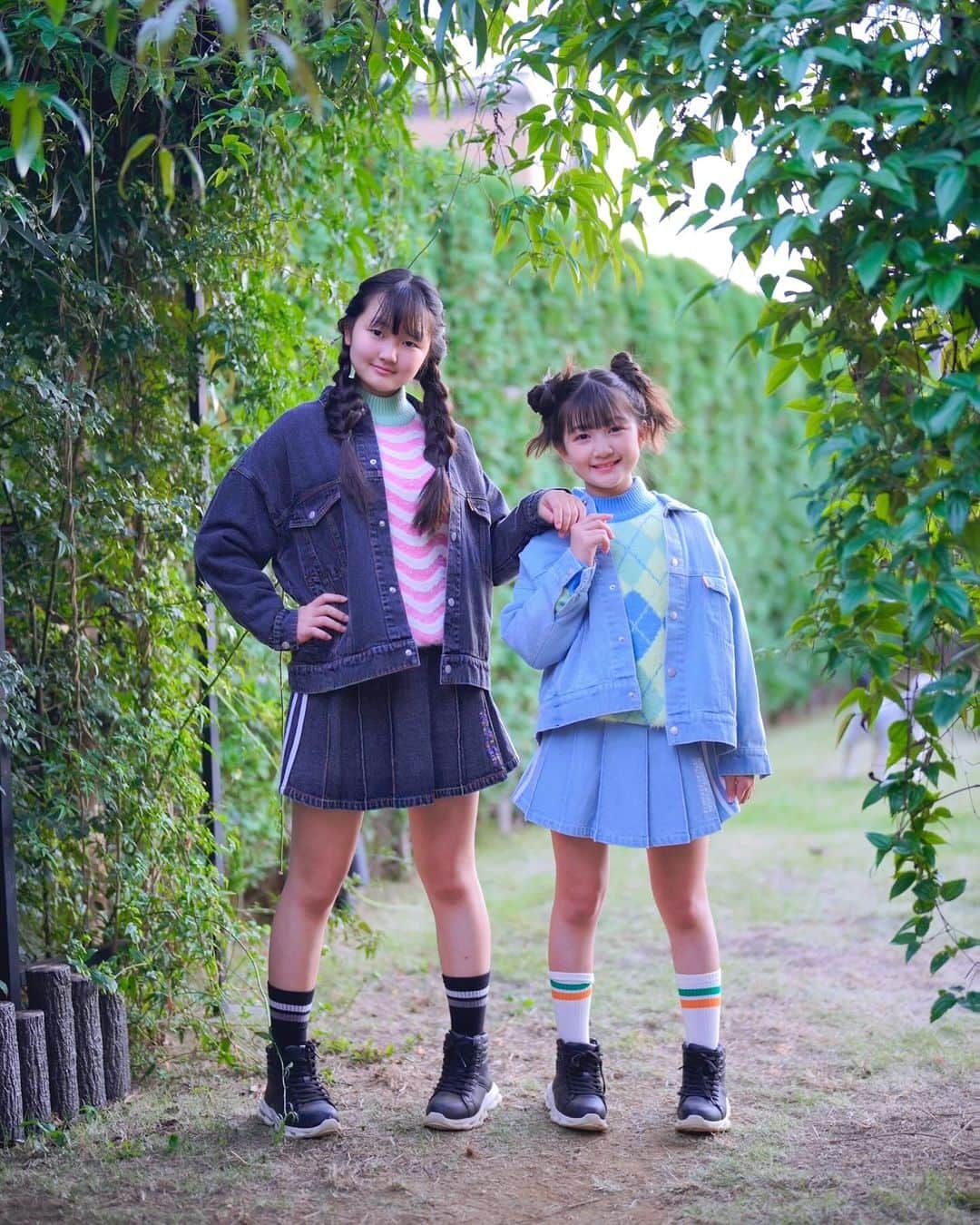 はねまりさんのインスタグラム写真 - (はねまりInstagram)「たまごっち✖️ALGY✖️BREEZEコラボアイテム発売🥳 洋服のデザインも色も🩵全部可愛いです🩷 90cmから160cmまであります。 洋服以外にも色々ありますが、皆さん、ぜひぜひチェックしてね👍  まりちゃん(身長135cm) 130cm着用😃 はねちゃん(身長155cm) 150cm着用🥰  #はねまり #はねまりチャンネル #algy #たまごっち #子供服 #キッズコーデ #小学生コーデ #中学生コーデ #子供コーデ #ファッション #キッズファッション #通学コーデ #お揃い #ユーチューバー #hanemari #youtuber #fashion #tamagotchi #js   @algy_official  @tmgc_official_jp @breeze__official」11月24日 19時25分 - hanemarisworld