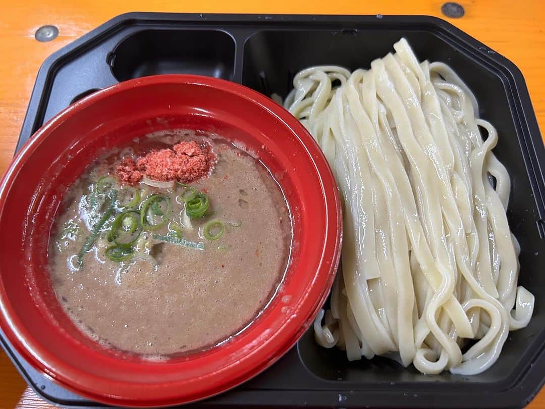 伊藤えみさんのインスタグラム写真 - (伊藤えみInstagram)「新宿に行ったら、そりゃあね🍜👀  大つけ麺博で頑者のつけ麺。「超濃厚 渡り蟹と甘エビのNEXTLEVEL」なんて名前でもう美味しいけど、麺もスープも素晴らしくて名前のハードル超えてきた🥰  #ラーメン #つけ麺 #つけ博 #頑者 #ramen #ラーメン好き」11月24日 19時26分 - itoemi1019